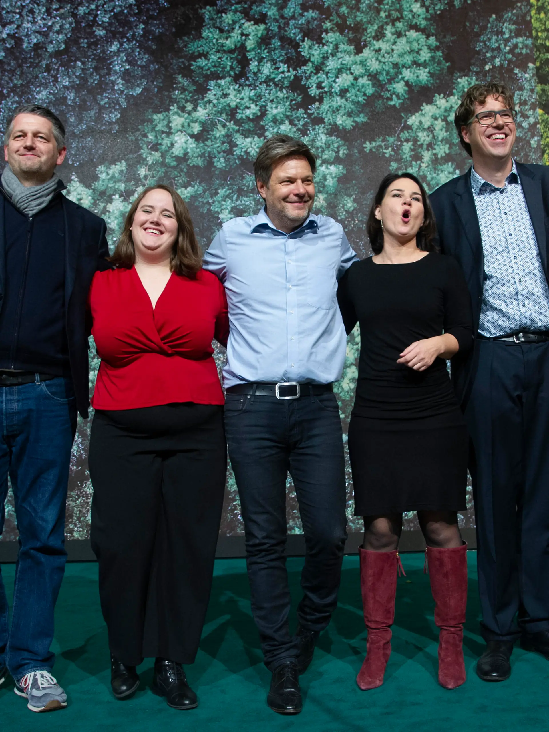 die neue Parteispitze von links: Marc URBATSCH, Bundesschatzmeister, Ricarda LANG, stellv. Bundesvorsitzende Buendnis 90/die Gruenen, Robert HABECK, Bundesvorsitzender Buendnis 90/die Gruenen, Annalena BAERBOCK, Bundesvorsitzende Buendnis 90/die Gruenen, Michael KELLNER,. Politischer Bundesgeschaeftsfuehrer Buendnis 90/die Gruenen, Jamila SCHAEFER, stellv. Bundesvorsitzende Buendnis 90/die Gruenen, 44. Ordentliche Bundesdelegiertenkonferenz der Partei Buendnis 90/Die Gruenen in der Stadthalle Bielefeld vom 15.-17.11.2019