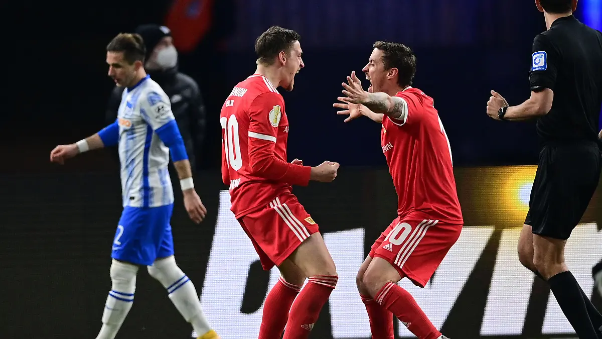 Fußball: DFB-Pokal, Hertha BSC - 1. FC Union Berlin, Achtelfinale, Olympiastadion. Unions Spieler bejubeln das 0:2, 2.v.l. Union Berlins Bastian Oczipka, 2.v.r. Union Berlins Max Kruse. WICHTIGER HINWEIS: Gemäß den Vorgaben der DFL Deutsche Fußball Liga bzw. des DFB Deutscher Fußball-Bund ist es untersagt, in dem Stadion und/oder vom Spiel angefertigte Fotoaufnahmen in Form von Sequenzbildern und/oder videoähnlichen Fotostrecken zu verwerten bzw. verwerten zu lassen.)