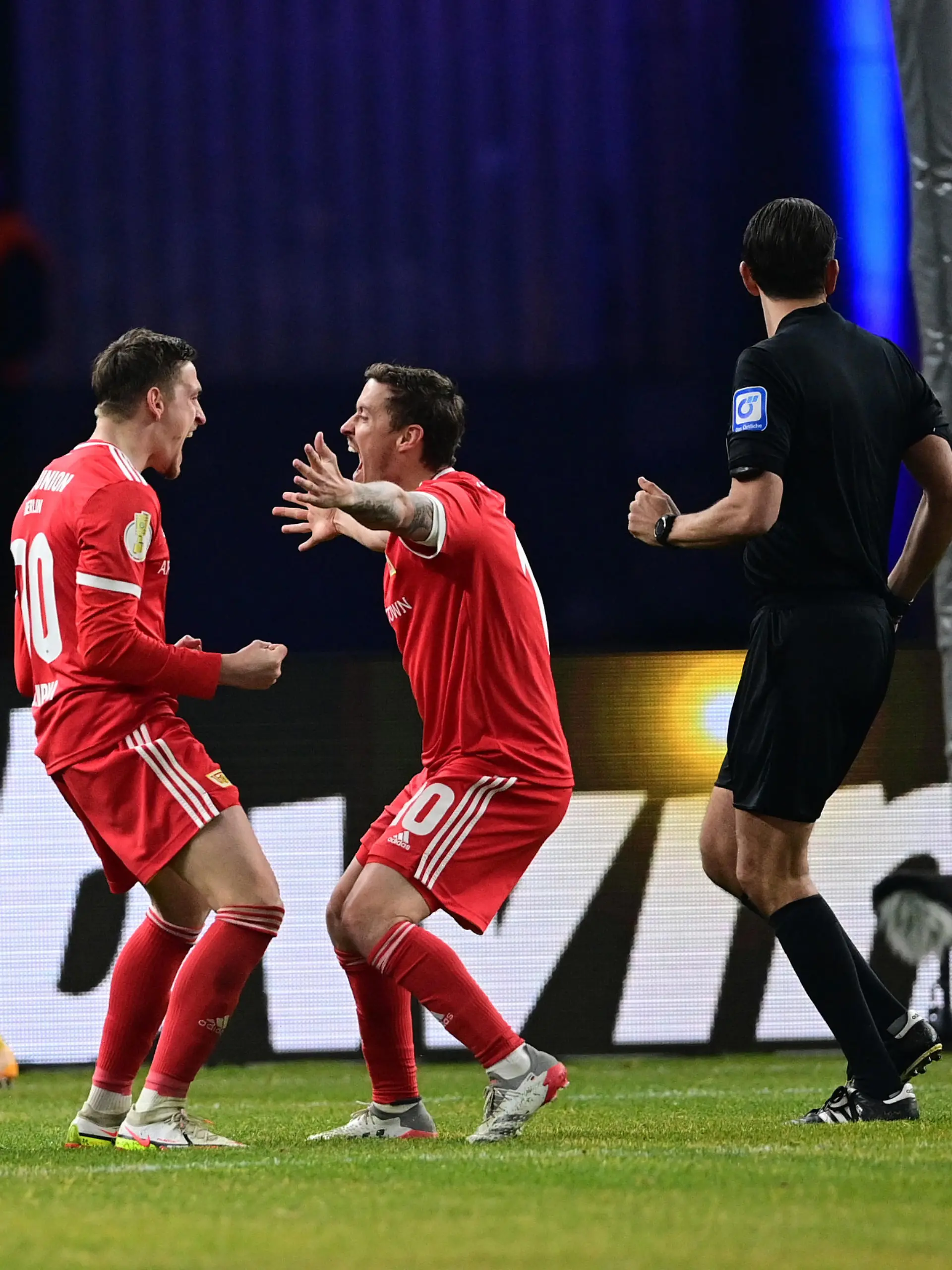Fußball: DFB-Pokal, Hertha BSC - 1. FC Union Berlin, Achtelfinale, Olympiastadion. Unions Spieler bejubeln das 0:2, 2.v.l. Union Berlins Bastian Oczipka, 2.v.r. Union Berlins Max Kruse. WICHTIGER HINWEIS: Gemäß den Vorgaben der DFL Deutsche Fußball Liga bzw. des DFB Deutscher Fußball-Bund ist es untersagt, in dem Stadion und/oder vom Spiel angefertigte Fotoaufnahmen in Form von Sequenzbildern und/oder videoähnlichen Fotostrecken zu verwerten bzw. verwerten zu lassen.)