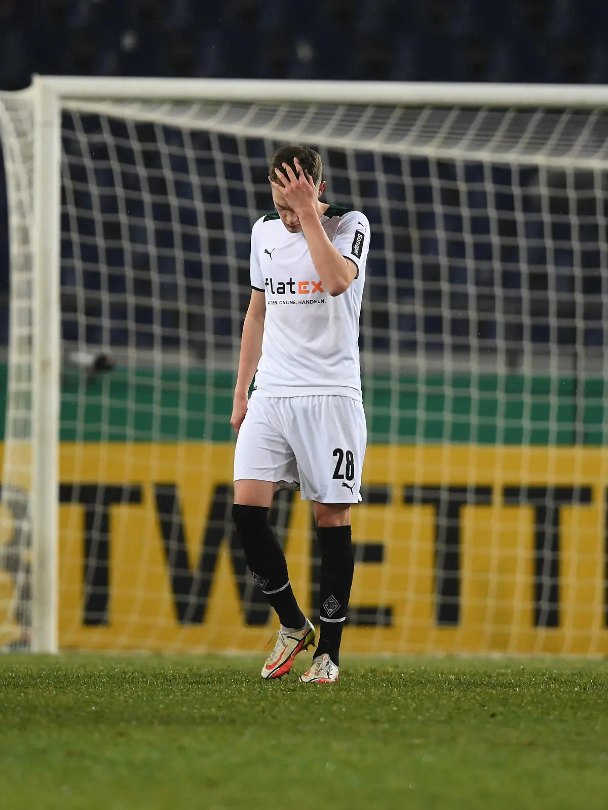 Fußball: DFB-Pokal, Hannover 96 - Borussia Mönchengladbach, Achtelfinale in der HDI-Arena. Gladbachs Matthias Ginter fasst sich nach dem Tor zum 2:0 an die Stirn.
