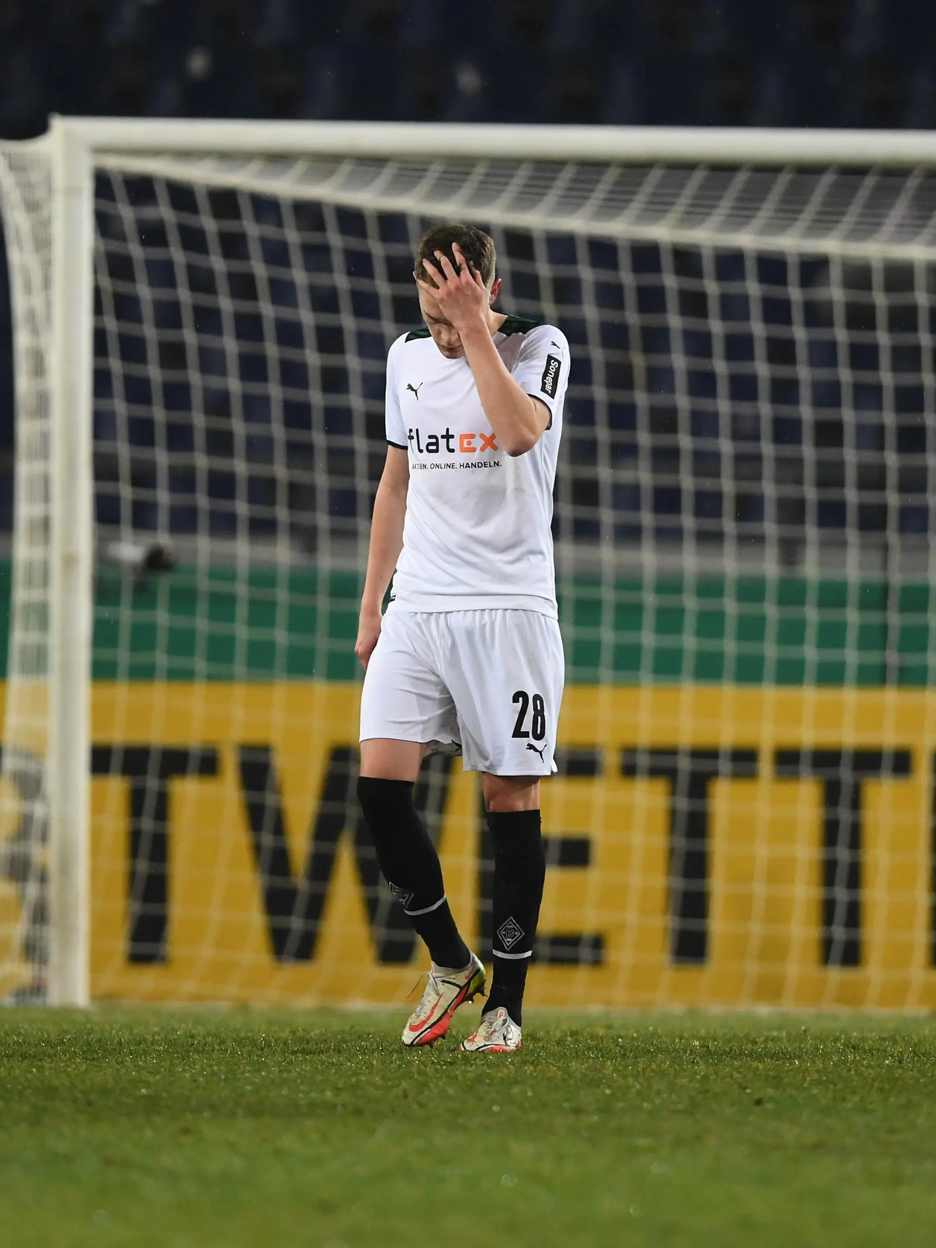 Fußball: DFB-Pokal, Hannover 96 - Borussia Mönchengladbach, Achtelfinale in der HDI-Arena. Gladbachs Matthias Ginter fasst sich nach dem Tor zum 2:0 an die Stirn.