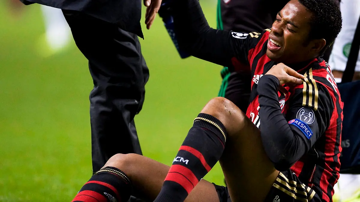 epa03966658 Milan's Robinho is helped following a tackle during the UEFA Champions League Group H soccer match between Celtic Glasgow and AC Milan at Celtic Park in Glasgow, Scotland, 26 November 2013. Milan won 3-0. EPA/BRIAN STEWART ++