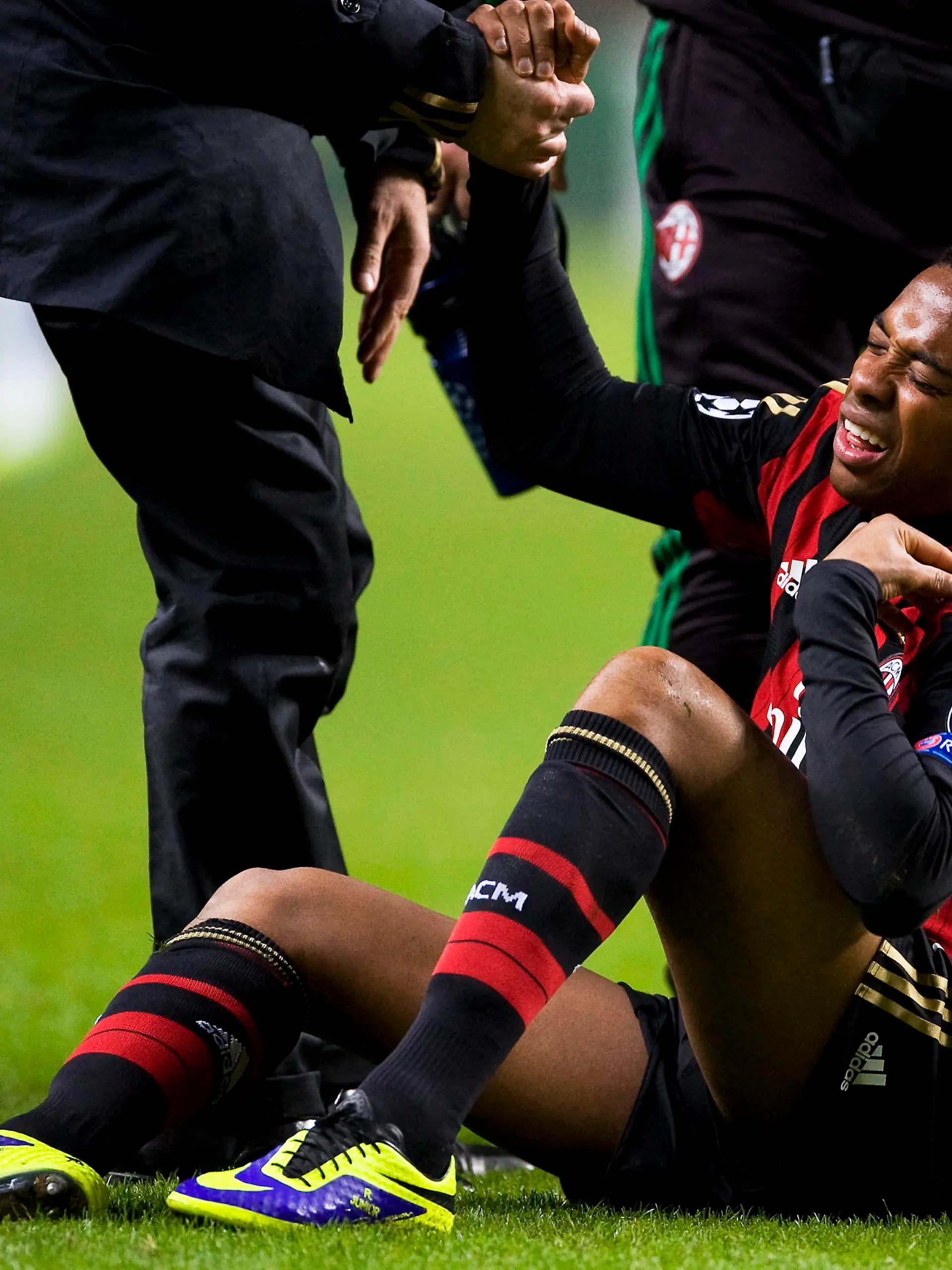 epa03966658 Milan's Robinho is helped following a tackle during the UEFA Champions League Group H soccer match between Celtic Glasgow and AC Milan at Celtic Park in Glasgow, Scotland, 26 November 2013. Milan won 3-0. EPA/BRIAN STEWART ++