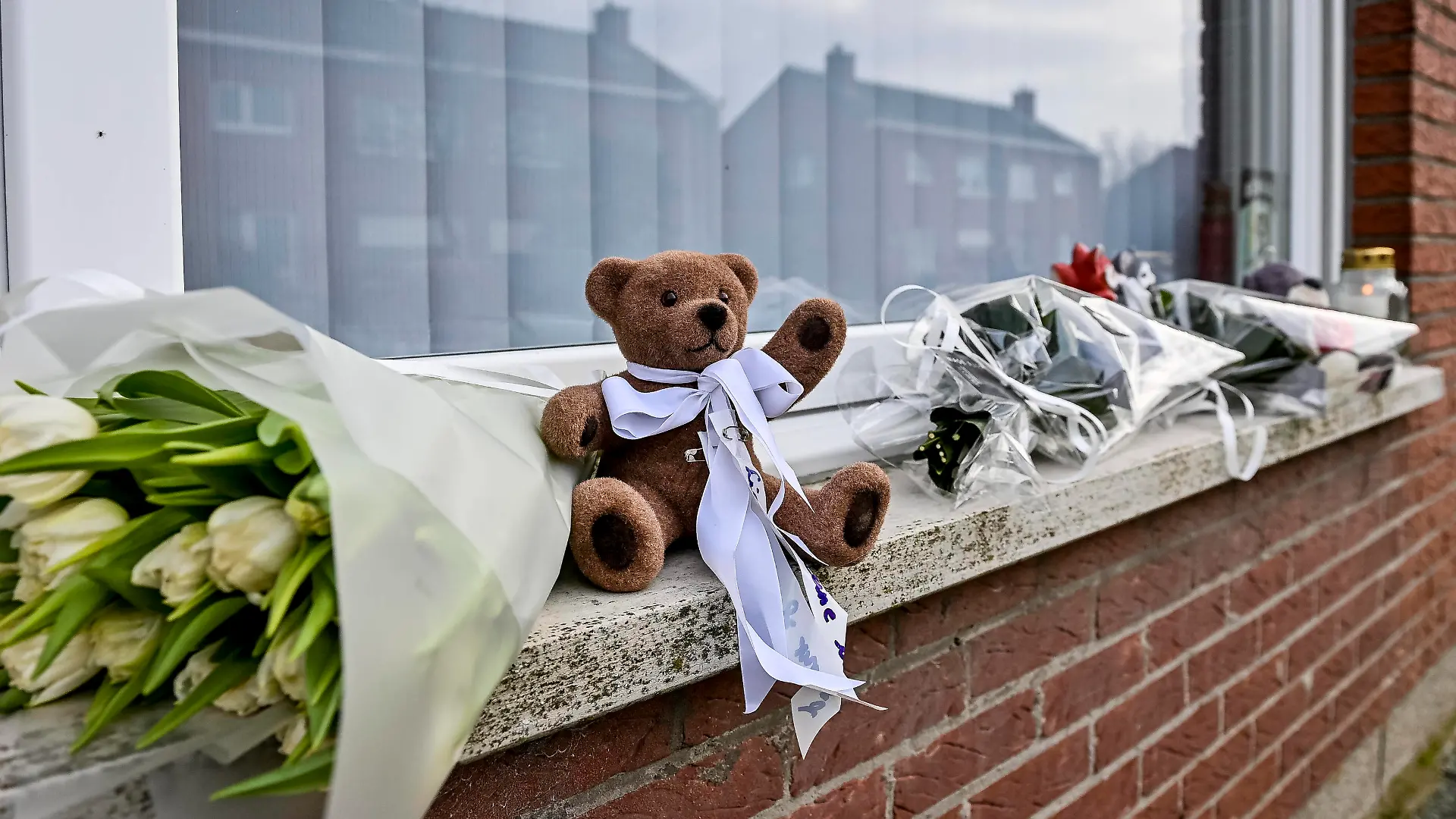 News Bilder des Tages Belgien, Anteilnahme nach Tod von vierjährigen Dean Verberckmoes in Beveren Illustration picture shows flowers and a bear at the home of the mother of Dean Verberckmoes in Beveren on Tuesday 18 January 2022 The 4-year-old Dean was found dead on January 17 in Vrouwenpolder, Veere, in Zeeland province, in the Netherlands. De Kock 34, the man who disappeared with Dean on Wednesday 12 January, was arrested earlier that day. PUBLICATIONxNOTxINxBELxFRAxNED DIRKxWAEM 3484741