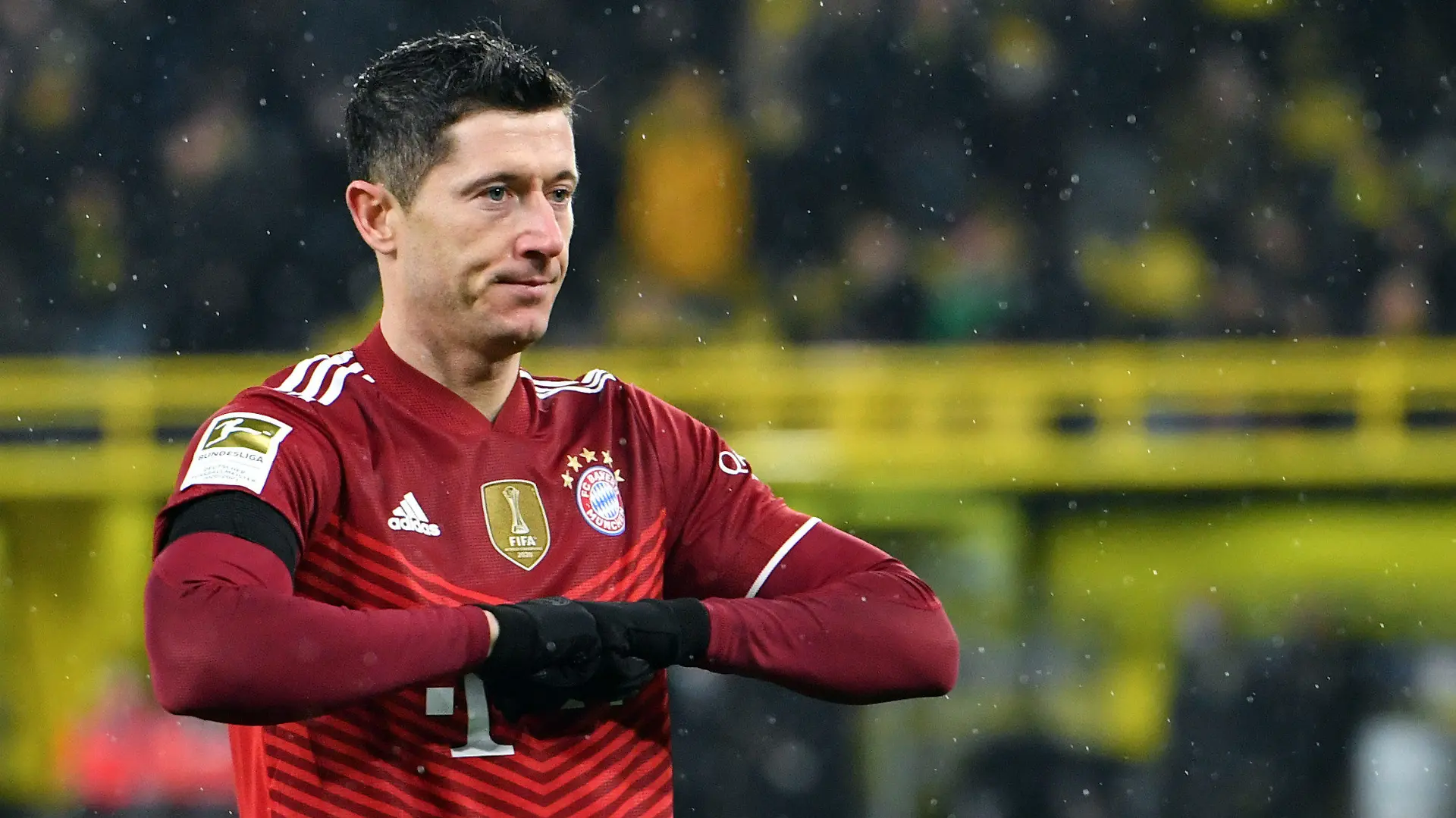 ARCHIV - 04.12.2021, Nordrhein-Westfalen, Dortmund: Fußball, Bundesliga, Borussia Dortmund - FC Bayern München, 14. Spieltag im Signal Iduna Park. Münchens Robert Lewandowski bejubelt sein Tor zum 1:1. (zu dpa: «Lewandowski und Haaland in FIFA-Weltelf gewählt») Foto: Bernd Thissen/dpa +++ dpa-Bildfunk +++