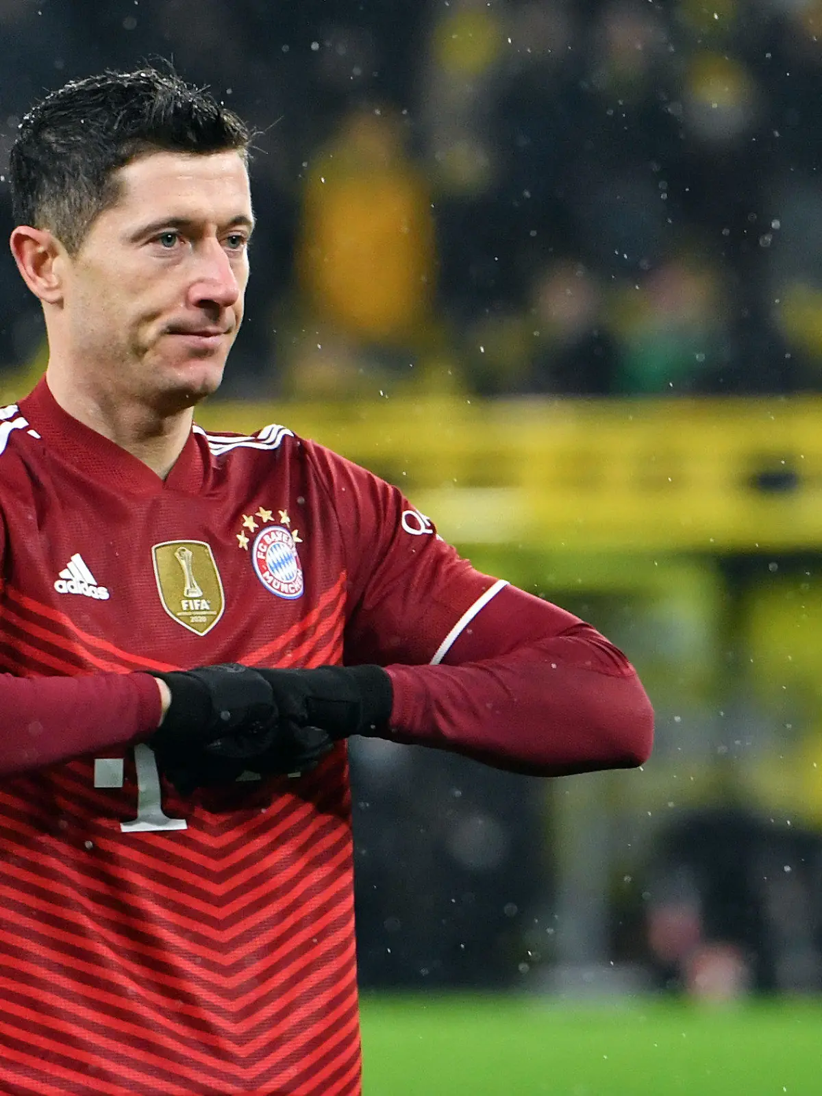 ARCHIV - 04.12.2021, Nordrhein-Westfalen, Dortmund: Fußball, Bundesliga, Borussia Dortmund - FC Bayern München, 14. Spieltag im Signal Iduna Park. Münchens Robert Lewandowski bejubelt sein Tor zum 1:1. (zu dpa: «Lewandowski und Haaland in FIFA-Weltelf gewählt») Foto: Bernd Thissen/dpa +++ dpa-Bildfunk +++