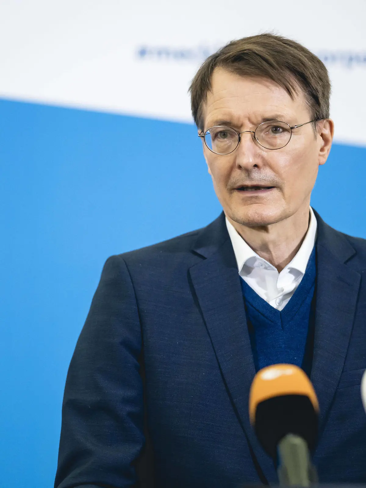  Bundesgesundheitsminister Karl Lauterbach SPD im Rahmen einer Pressekonferenz in Schwerin am 17.01.2022. Berlin Deutschland *** Federal Minister of Health Karl Lauterbach SPD during a press conference in Schwerin on 17 01 2022 Berlin Germany Copyright: xXanderxHeinl/photothek.dex