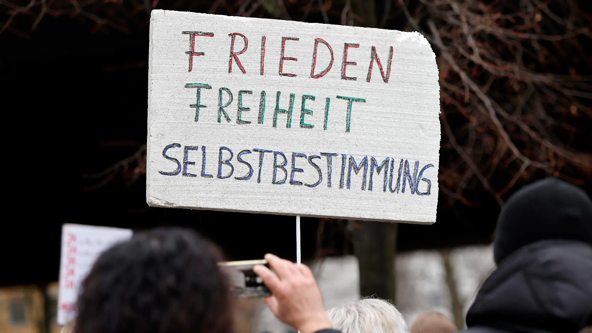 Bei einer angemeldeten Demo demonstrierten etwa 8000 Gegner einer Impfpflicht mit einem Spaziergang gegen die Corona-Maßnahmen der Bundesrergierung - darunter auch viele Pflegekräfte, die wegen der Impfpflicht im Gesundheitsbereich ihren Job zu verlieren drohen. Düsseldorf, 15.01.2022 *** With a announced demo demonstrated about 8000 opponents of a vaccination obligation with a walk against the Corona measures of the Bundesrergierung under it also many care workers, who threaten to lose their job because of the vaccination obligation in the health range Duesseldorf, 15 01 2022 Foto:xC.xHardtx/xFuturexImage