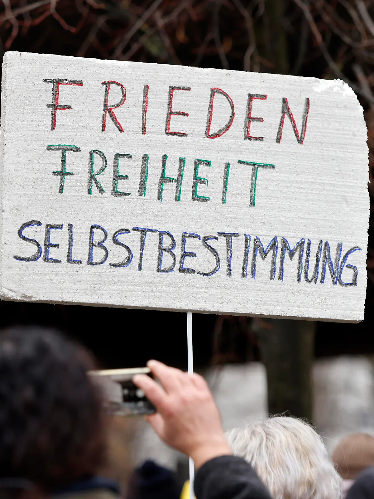 Bei einer angemeldeten Demo demonstrierten etwa 8000 Gegner einer Impfpflicht mit einem Spaziergang gegen die Corona-Maßnahmen der Bundesrergierung - darunter auch viele Pflegekräfte, die wegen der Impfpflicht im Gesundheitsbereich ihren Job zu verlieren drohen. Düsseldorf, 15.01.2022 *** With a announced demo demonstrated about 8000 opponents of a vaccination obligation with a walk against the Corona measures of the Bundesrergierung under it also many care workers, who threaten to lose their job because of the vaccination obligation in the health range Duesseldorf, 15 01 2022 Foto:xC.xHardtx/xFuturexImage