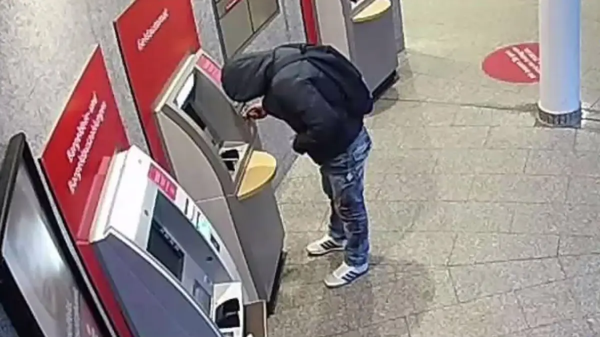 Aufnahmen einer Überwachunsgkamera in einer Bankfiliale zeigen mutmaßlich den Messerstecher von Rostock.