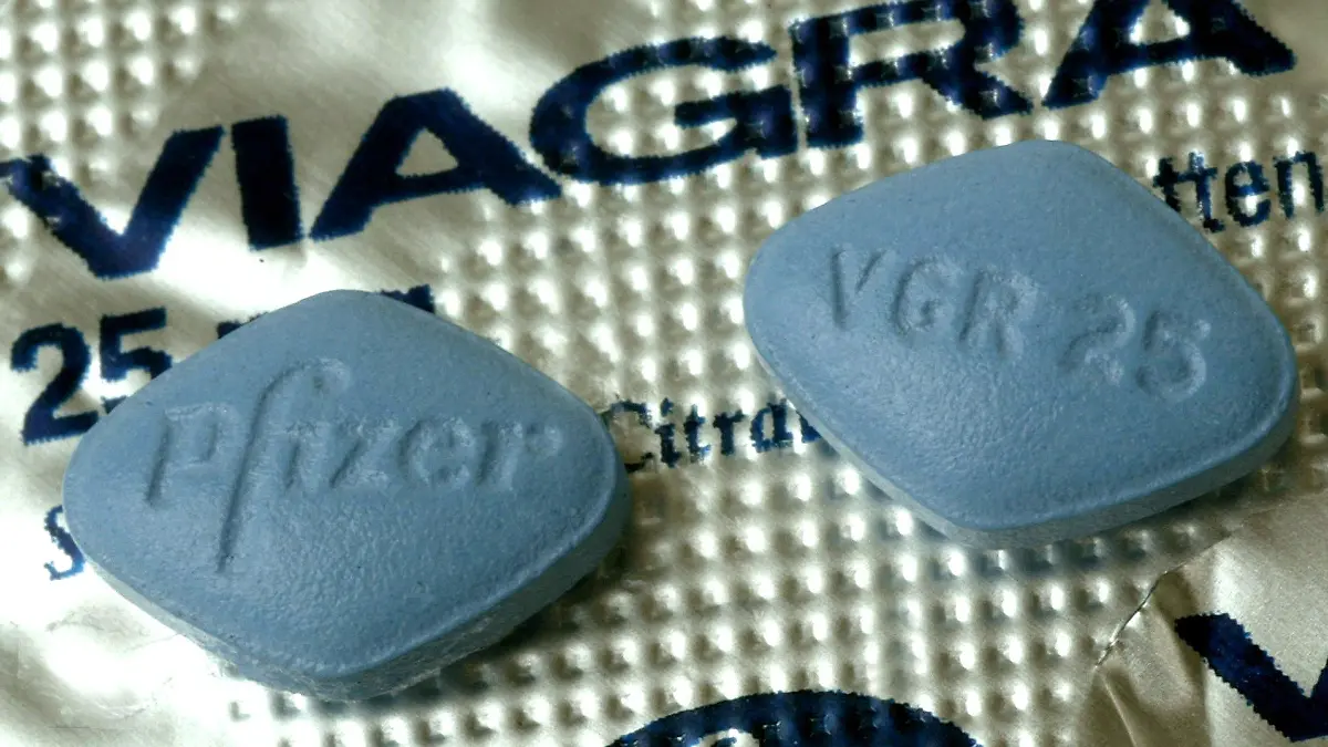 ARCHIV - 09.09.2003, Baden-Württemberg, Karlsruhe: Zwei Tabletten Viagra liegen auf einer Medikamentenverpackung. (zu dpa «Kinderschwund - Französischer Bürgermeister will Viagra verteilen") Foto: Uli Deck/dpa +++ dpa-Bildfunk +++
