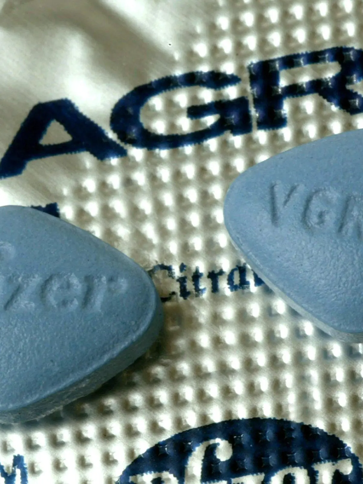 ARCHIV - 09.09.2003, Baden-Württemberg, Karlsruhe: Zwei Tabletten Viagra liegen auf einer Medikamentenverpackung. (zu dpa «Kinderschwund - Französischer Bürgermeister will Viagra verteilen") Foto: Uli Deck/dpa +++ dpa-Bildfunk +++