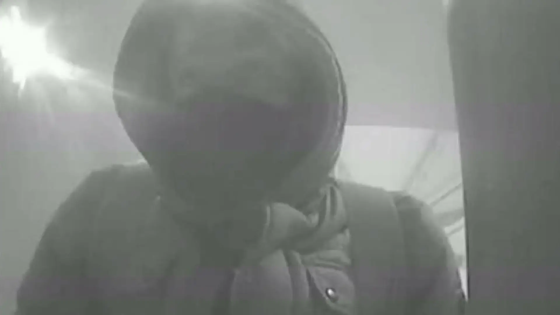 Aufnahmen einer Überwachunsgkamera in einer Bankfiliale zeigen mutmaßlich den Messerstecher von Rostock.