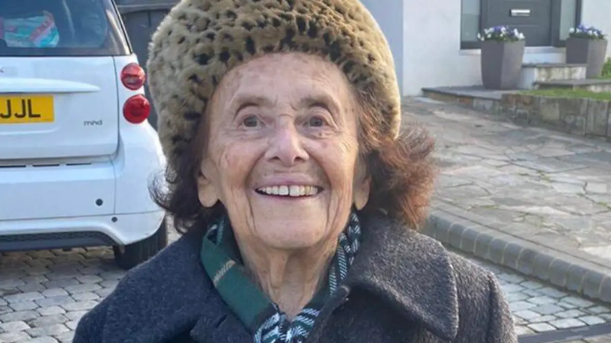 Die 97-Jährige Lily Ebert hat sich im Januar mit dem Coronavirus infiziert. Inzwischen hat sie sich von der Erkrankung erholt und geht zum ersten Mal wieder spazieren.