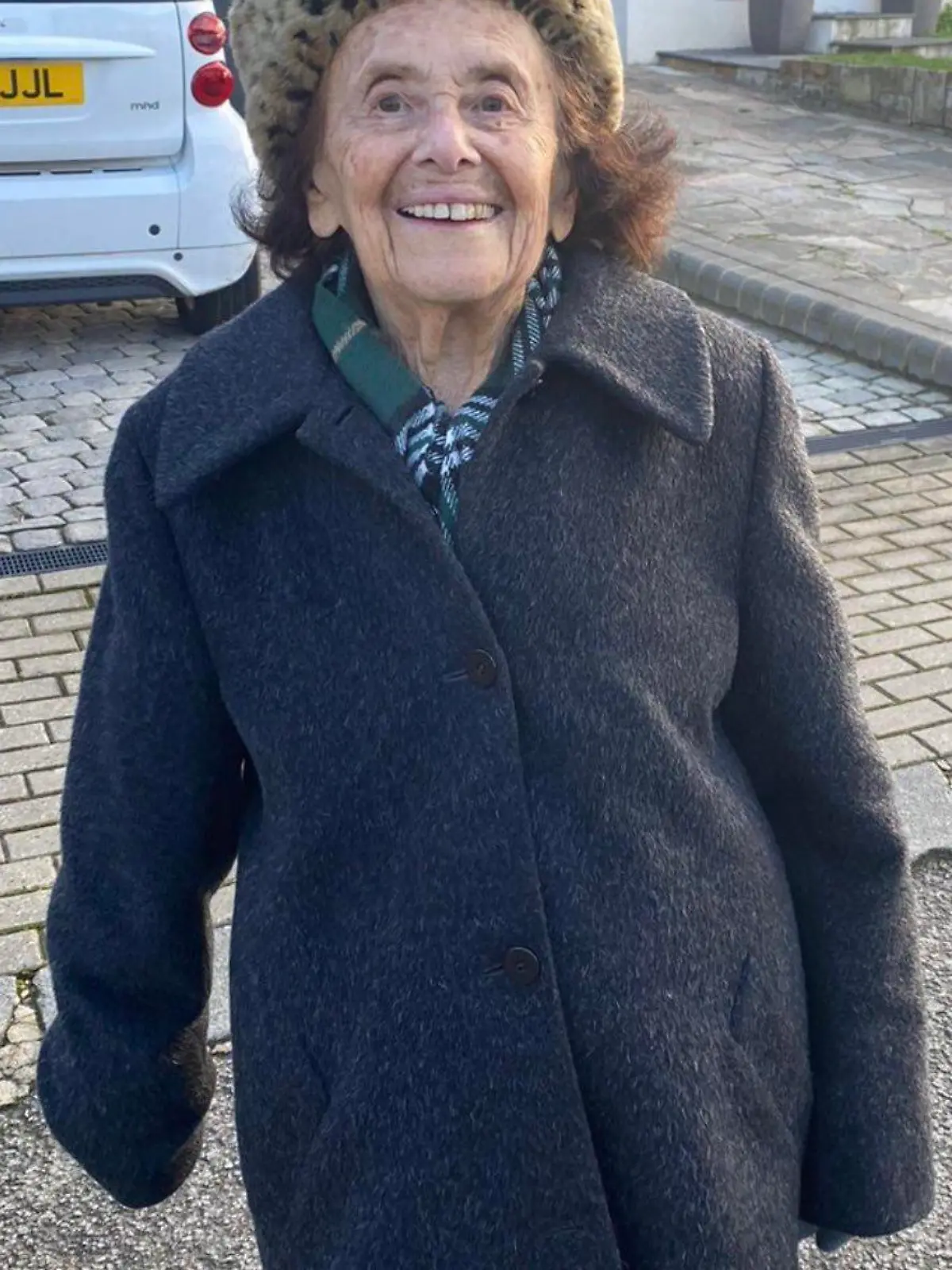 Die 97-Jährige Lily Ebert hat sich im Januar mit dem Coronavirus infiziert. Inzwischen hat sie sich von der Erkrankung erholt und geht zum ersten Mal wieder spazieren.