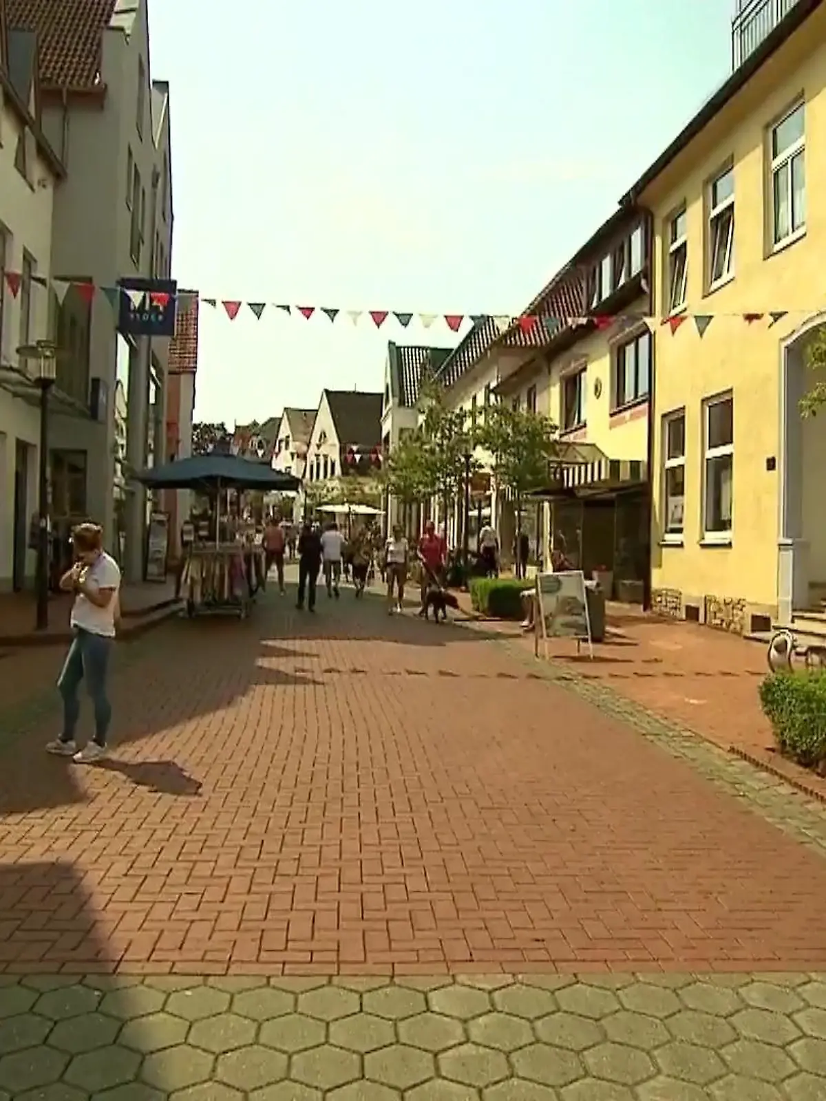 Alle konnten heute das schöne Wetter genießen. Aber an einem Ort in NRW ist das nicht ganz der Fall. Bruchmühlen im Kreis Herford ist gespalten. Hier geht die Landesgrenze zu Niedersachsen direkt durch den Ortskern. Heißt: Wo die einen sich entspannen, mussten andere arbeiten.