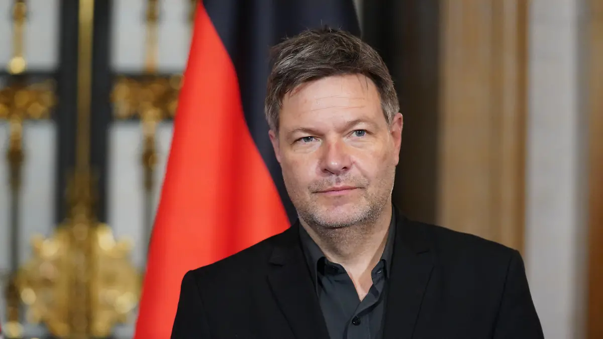 18.01.2022, Hamburg: Robert Habeck (Bündnis 90/Die Grünen), Bundesminister für Wirtschaft und Klimaschutz, steht auf dem Spiegel im Rathaus. Habeck besucht das Airbus-Werk in Finkenwerder und die Trimet Aluminium Produktionshallen. Foto: Marcus Brandt/dpa +++ dpa-Bildfunk +++