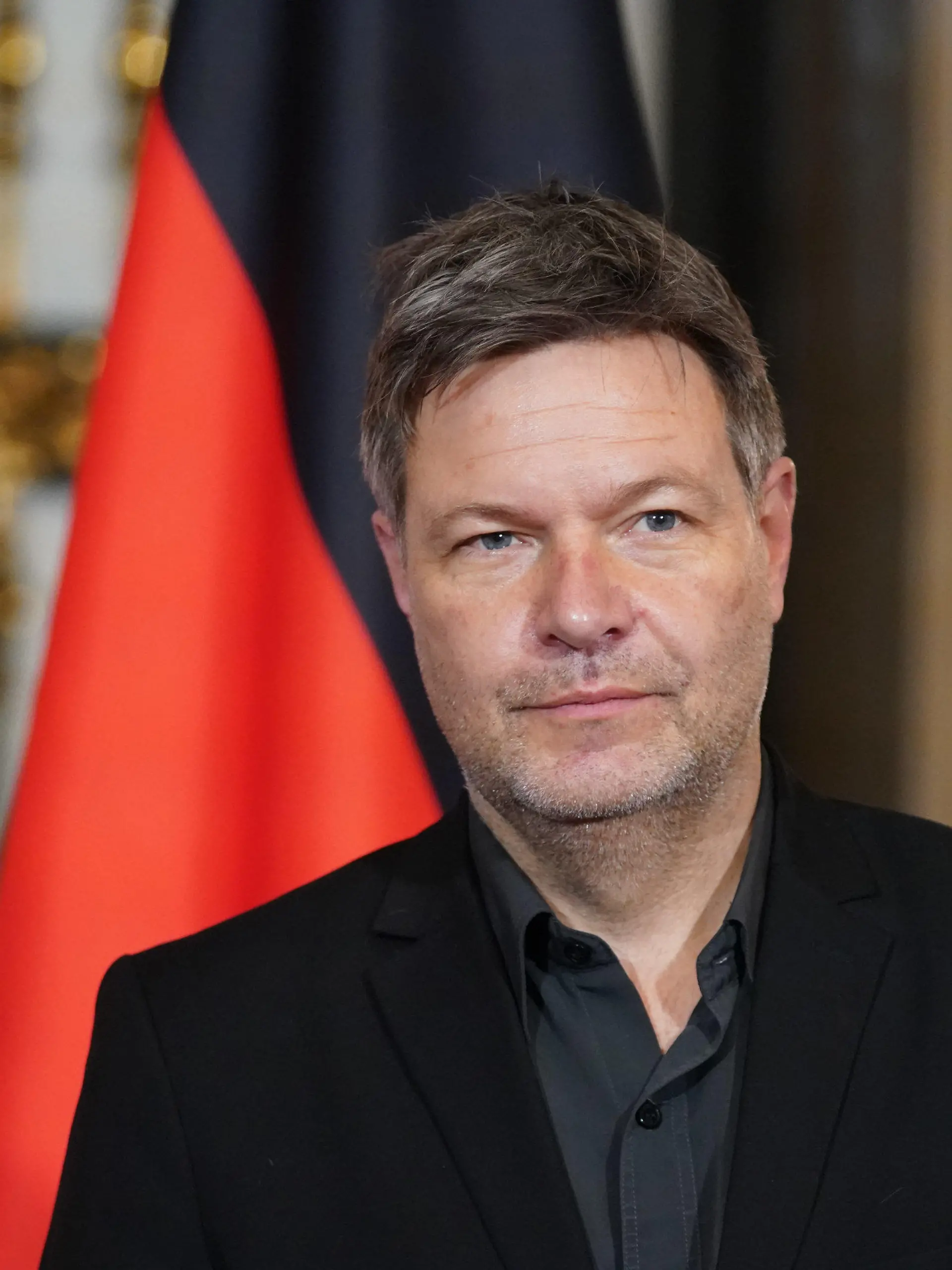 18.01.2022, Hamburg: Robert Habeck (Bündnis 90/Die Grünen), Bundesminister für Wirtschaft und Klimaschutz, steht auf dem Spiegel im Rathaus. Habeck besucht das Airbus-Werk in Finkenwerder und die Trimet Aluminium Produktionshallen. Foto: Marcus Brandt/dpa +++ dpa-Bildfunk +++