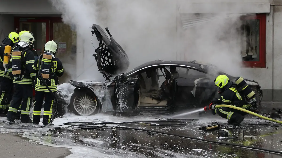 17.01.2022, Hessen, Hammersbach: An der Raststätte Langen-Bergheim an der Autobahn 45 ist ein Brand an einer Tankstelle ausgebrochen, zwei Fahrzeuge waren bei dem Vorfall involviert (zu dpa: «Brand an Autobahnraststätte auf A45 - zwei Tote entdeckt») Foto: --/5vision Media /dpa +++ dpa-Bildfunk +++