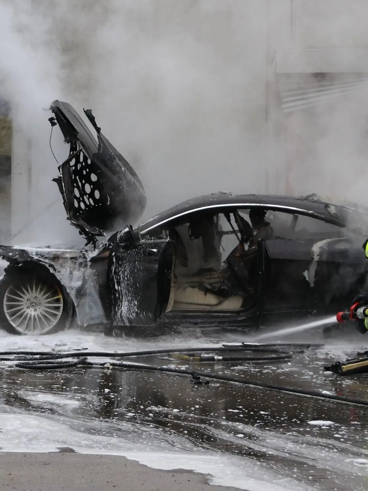 17.01.2022, Hessen, Hammersbach: An der Raststätte Langen-Bergheim an der Autobahn 45 ist ein Brand an einer Tankstelle ausgebrochen, zwei Fahrzeuge waren bei dem Vorfall involviert (zu dpa: «Brand an Autobahnraststätte auf A45 - zwei Tote entdeckt») Foto: --/5vision Media /dpa +++ dpa-Bildfunk +++
