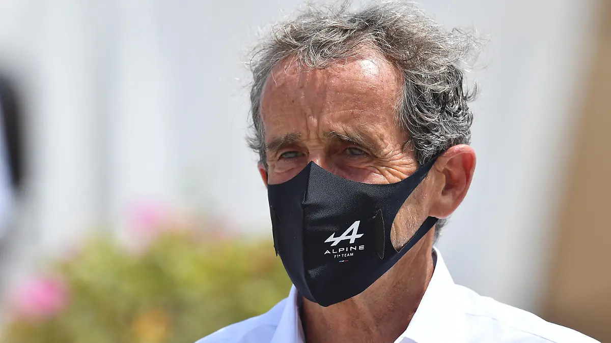 ARCHIV - 26.03.2021, Bahrain, Sakhir: Motorsport, Formel-1-Weltmeisterschaft, Grand Prix von Bahrain, Ankunft der Fahrer im Fahrerlager: Der ehemalige Formel 1 Weltmeister Alain Prost. (zu "Formel-1-Legende Prost steigt bei Alpine aus: «Gibt keinen Respekt»") Foto: Hasan Bratic/dpa +++ dpa-Bildfunk +++