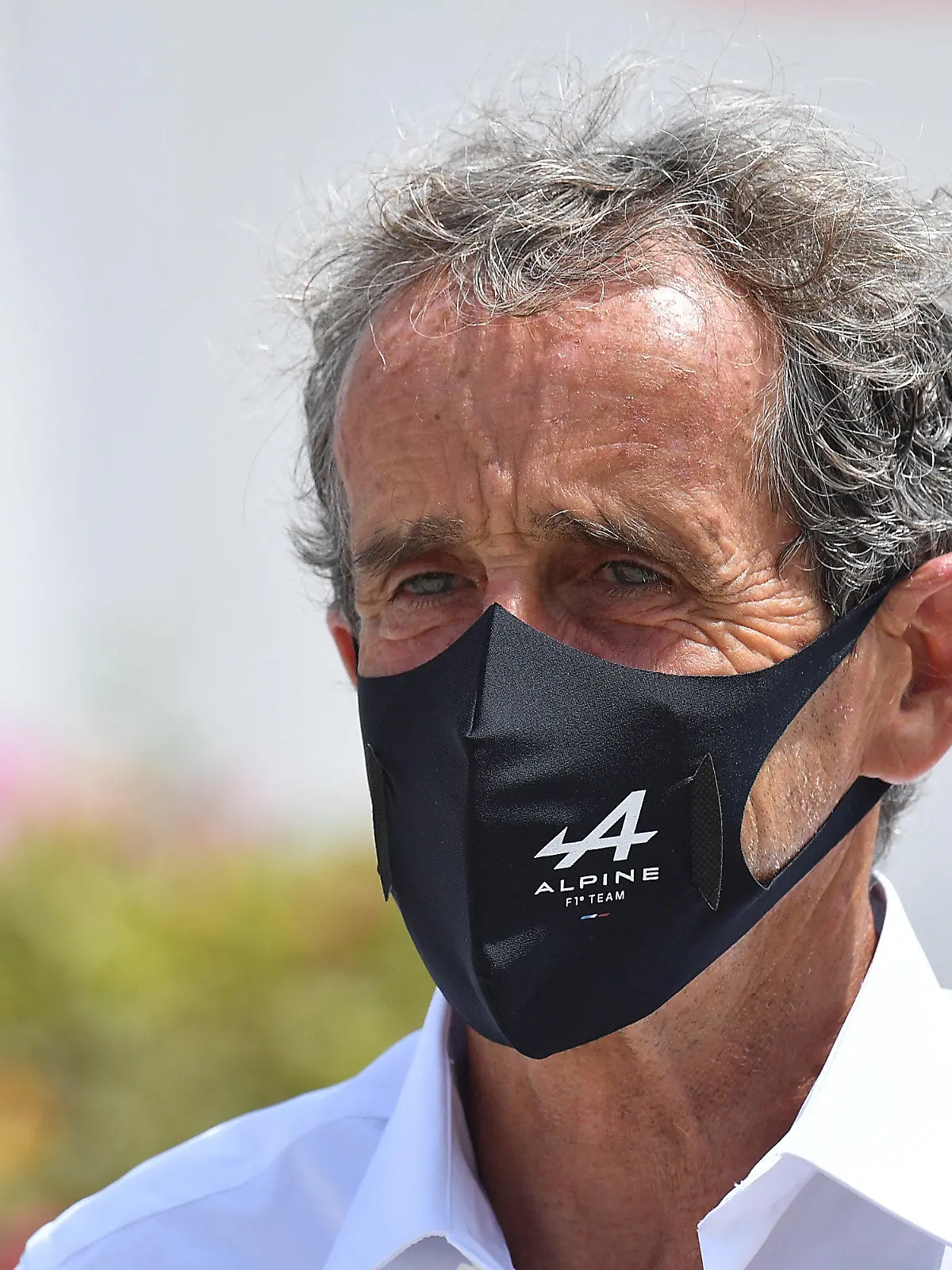 ARCHIV - 26.03.2021, Bahrain, Sakhir: Motorsport, Formel-1-Weltmeisterschaft, Grand Prix von Bahrain, Ankunft der Fahrer im Fahrerlager: Der ehemalige Formel 1 Weltmeister Alain Prost. (zu "Formel-1-Legende Prost steigt bei Alpine aus: «Gibt keinen Respekt»") Foto: Hasan Bratic/dpa +++ dpa-Bildfunk +++
