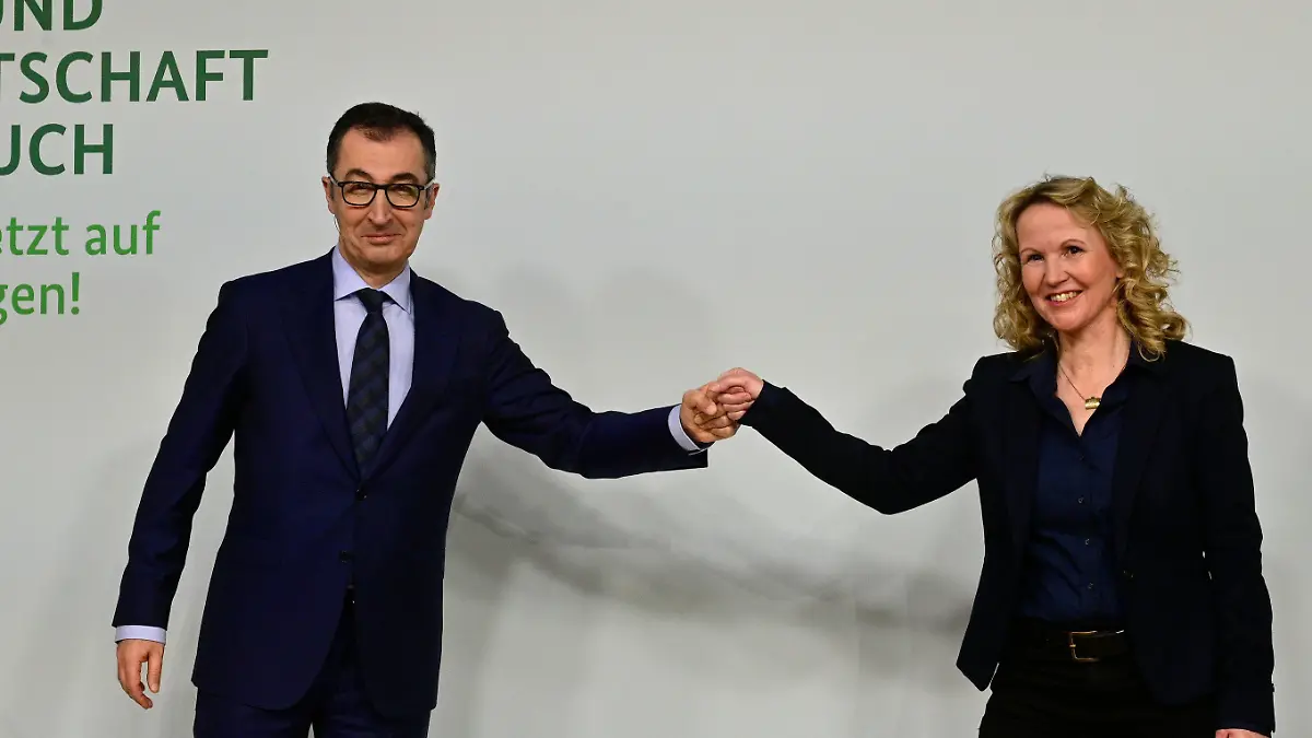 18.01.2022, Berlin: Steffi Lemke (Bündnis 90/Die Grünen), Bundesministerin für Umwelt, Naturschutz, nukleare Sicherheit und Verbraucherschutz, und Cem Özdemir (Bündnis 90/Die Grünen), Bundesminister für Ernährung und Landwirtschaft, begrüßen sich mit einem Faustschlag, während einer Pressekonferenz eines vom Ministerium für Umwelt und Verbraucherschutz organisierten Kongresses. Foto: John Macdougall/AFP POOL/dpa +++ dpa-Bildfunk +++