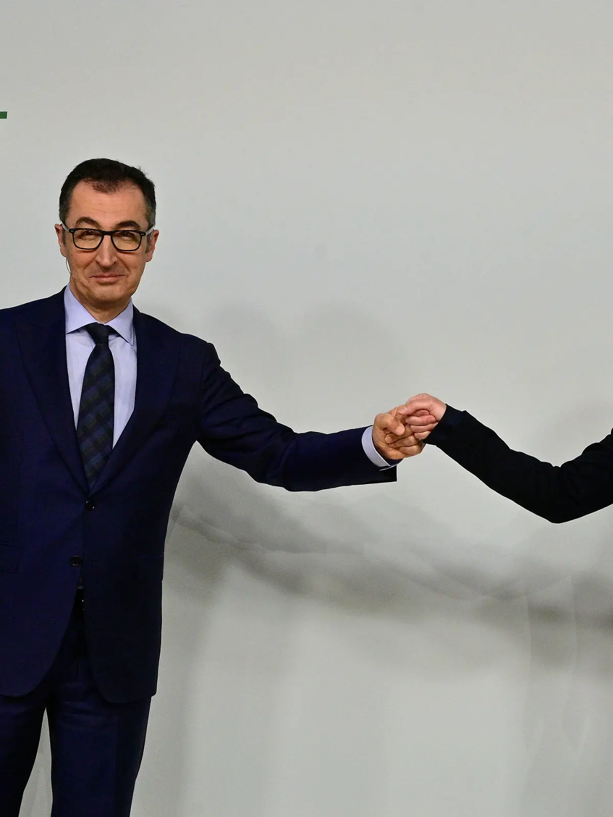 18.01.2022, Berlin: Steffi Lemke (Bündnis 90/Die Grünen), Bundesministerin für Umwelt, Naturschutz, nukleare Sicherheit und Verbraucherschutz, und Cem Özdemir (Bündnis 90/Die Grünen), Bundesminister für Ernährung und Landwirtschaft, begrüßen sich mit einem Faustschlag, während einer Pressekonferenz eines vom Ministerium für Umwelt und Verbraucherschutz organisierten Kongresses. Foto: John Macdougall/AFP POOL/dpa +++ dpa-Bildfunk +++