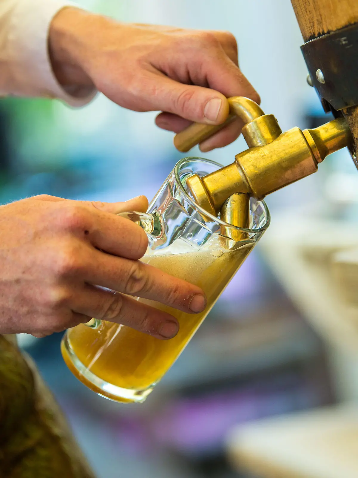 ARCHIV - 25.07.2018, Bayern, München: Ein Wirt schenkt bei einem Pressetermin zur Vorstellung des Wiesn-Wirtekrug für das Oktoberfest ein helles Bier ein (zu dpa «Sommerwetter lässt Bayerns Brauer jubeln» vom 30.07.2018). Foto: Lino Mirgeler/dpa +++ dpa-Bildfunk +++