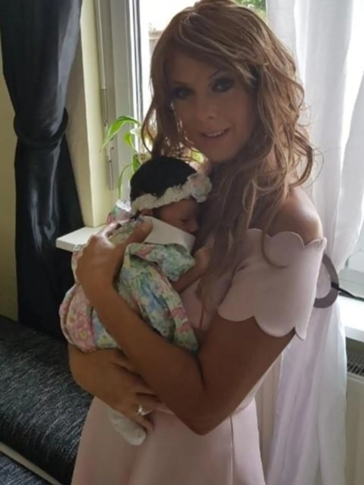 Oma Ramona mit ihrem Enkelkind Amina