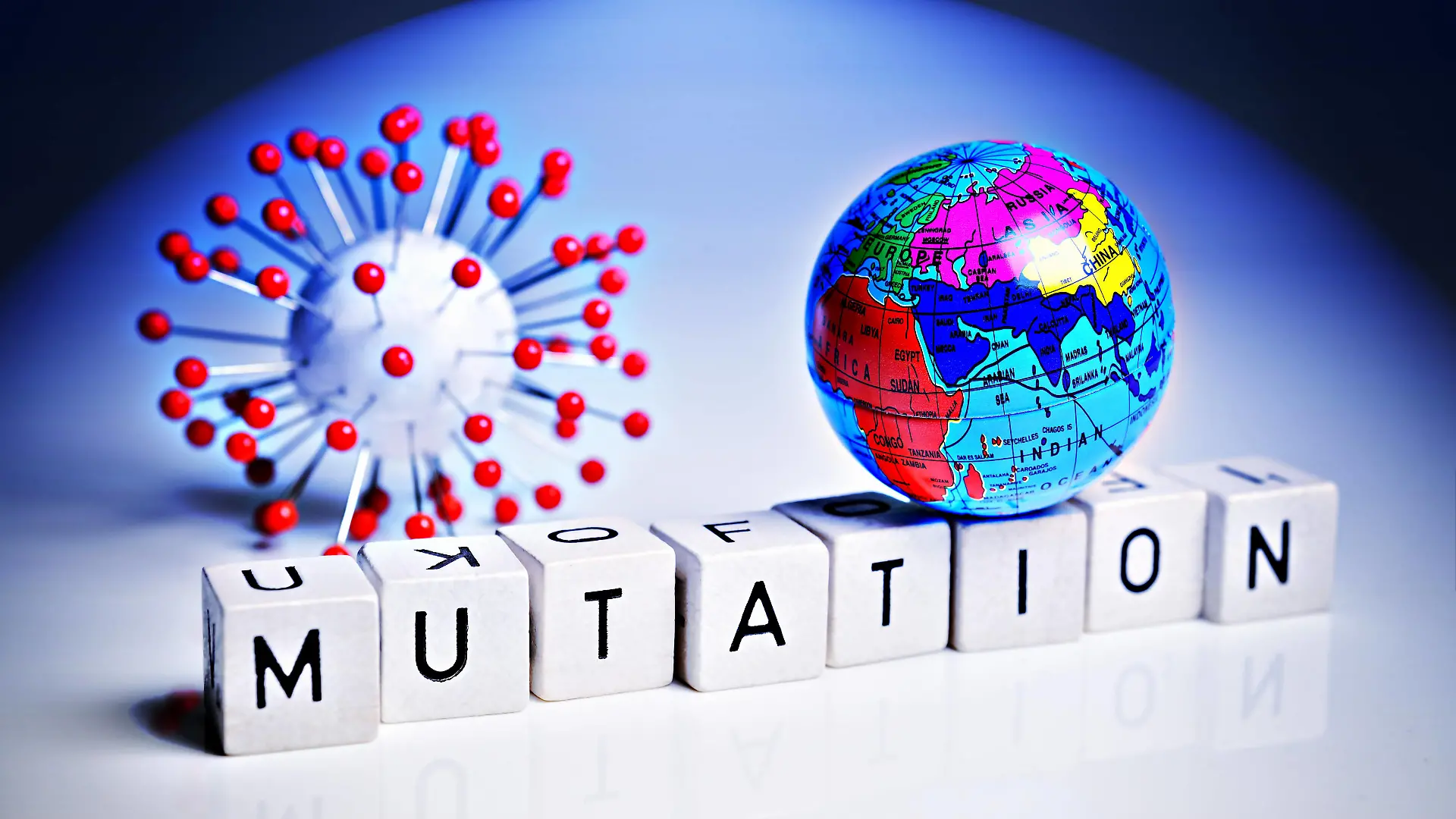News Bilder des Tages Buchstabenwürfel bilden das Wort Mutation neben einem Coronavirus-Modell *** Letter cubes form the word mutation next to a coronavirus model