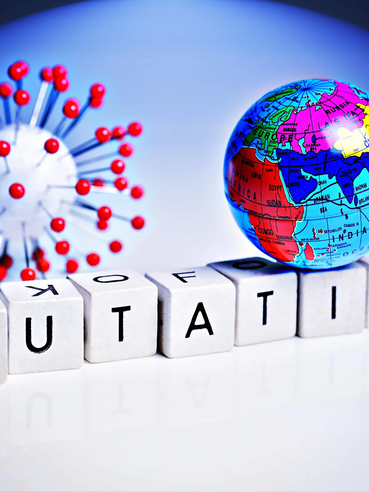  News Bilder des Tages Buchstabenwürfel bilden das Wort Mutation neben einem Coronavirus-Modell *** Letter cubes form the word mutation next to a coronavirus model