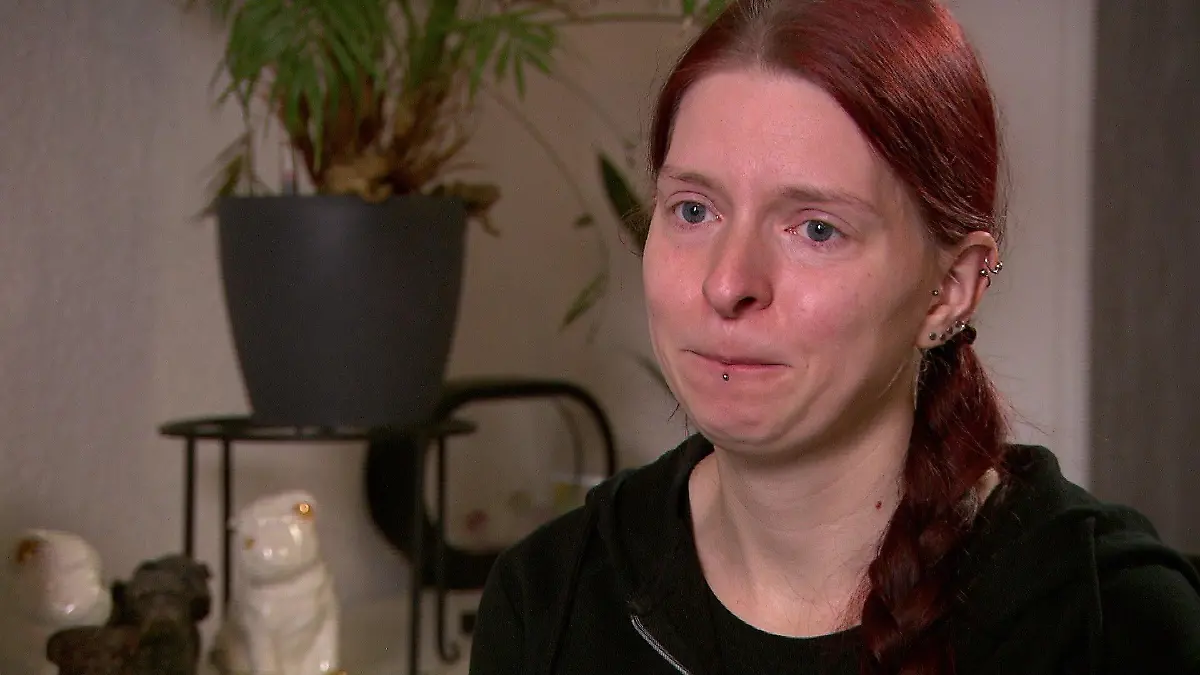 Hundebesitzerin Janice Richter (32) kämpft im RTL-Interview mit den Tränen.