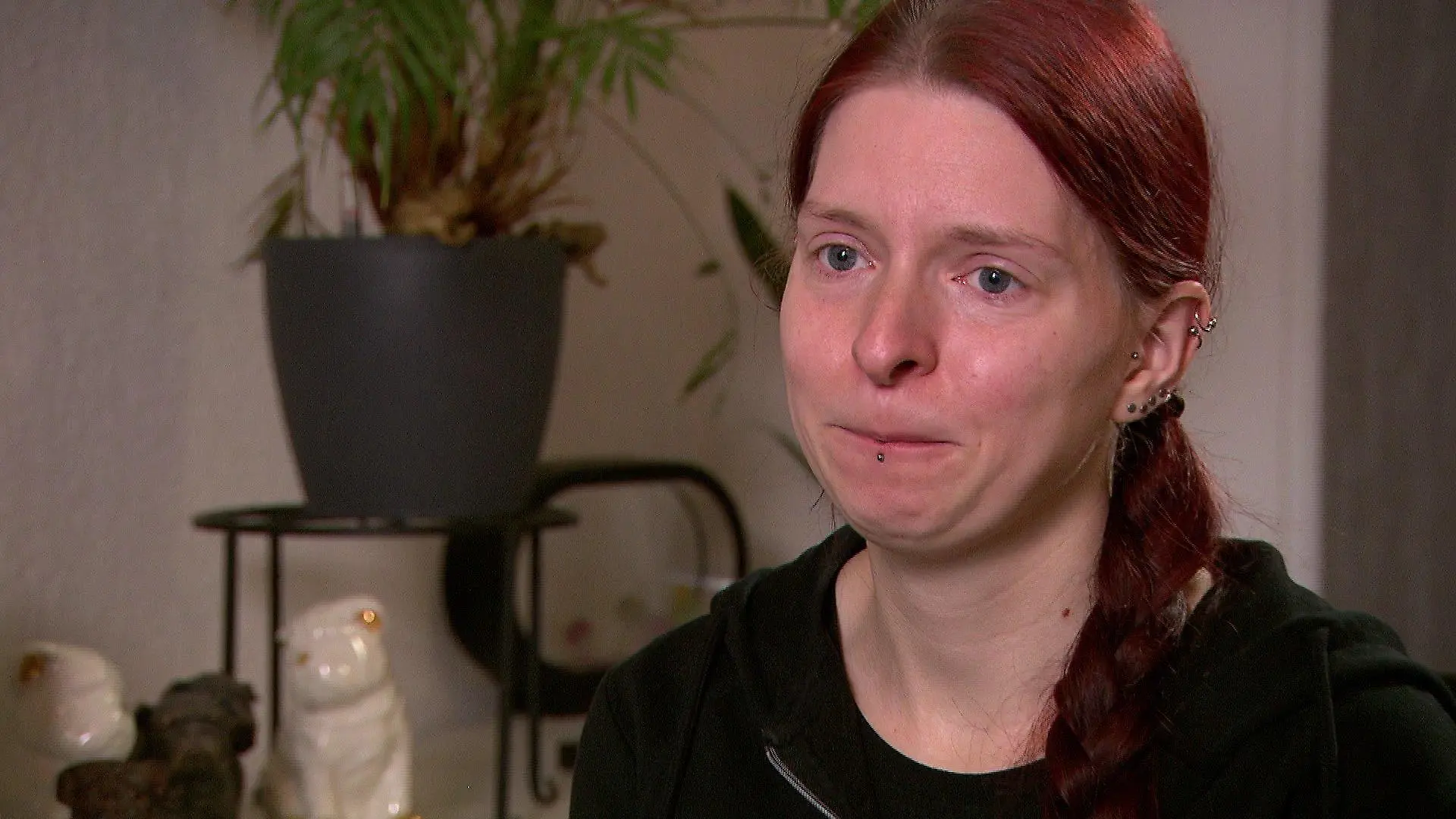 Hundebesitzerin Janice Richter (32) kämpft im RTL-Interview mit den Tränen.