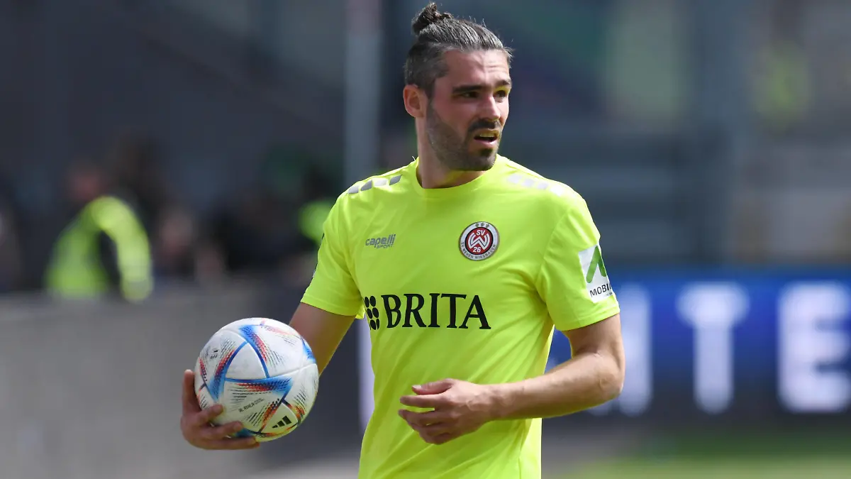 Sascha Mockenhaupt  SV Wehen Wiesbaden  mit Ball in der Hand. GER, MSV Duisburg vs SV Wehen Wiesbaden, Fussball, 3. Liga, 33. Spieltag, Spielzeit 2022/2023, 22.04.2023 DFL/DFB REGULATIONS PROHIBIT ANY USE OF PHOTOGRAPHS AS IMAGE SEQUENCES AND/OR QUASI-VIDEO GER, MSV Duisburg vs SV Wehen Wiesbaden, Fussball, 3. Liga, 33. Spieltag, Spielzeit 2022/2023, 22.04.2023 Duisburg *** Sascha Mockenhaupt SV Wehen Wiesbaden with ball in hand GER, MSV Duisburg vs SV Wehen Wiesbaden, Football, 3 Liga, 33 Spieltag, Spielzeit 2022 2023, 22 04 2023 DFL DFB REGULATES PROHIBIT ANY USE OF PHOTOGRAPHS AS IMAGE SEQUENCES AND OR QUASI VIDEO GER, MSV Duisburg vs SV Wehen Wiesbaden, Football, 3 Liga, 33 Spieltag, Spielzeit 2022 2023, 22 04 2023 Duisburg Copyright: xEibner-Pressefoto/ThomasxThienelx EP_TTL