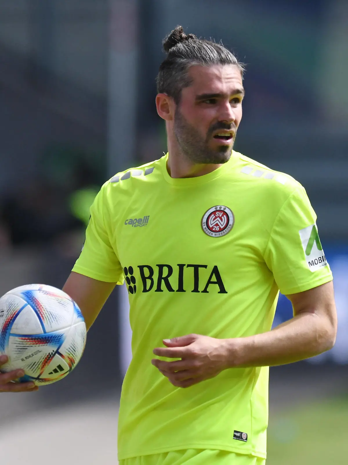 Sascha Mockenhaupt  SV Wehen Wiesbaden  mit Ball in der Hand. GER, MSV Duisburg vs SV Wehen Wiesbaden, Fussball, 3. Liga, 33. Spieltag, Spielzeit 2022/2023, 22.04.2023 DFL/DFB REGULATIONS PROHIBIT ANY USE OF PHOTOGRAPHS AS IMAGE SEQUENCES AND/OR QUASI-VIDEO GER, MSV Duisburg vs SV Wehen Wiesbaden, Fussball, 3. Liga, 33. Spieltag, Spielzeit 2022/2023, 22.04.2023 Duisburg *** Sascha Mockenhaupt SV Wehen Wiesbaden with ball in hand GER, MSV Duisburg vs SV Wehen Wiesbaden, Football, 3 Liga, 33 Spieltag, Spielzeit 2022 2023, 22 04 2023 DFL DFB REGULATES PROHIBIT ANY USE OF PHOTOGRAPHS AS IMAGE SEQUENCES AND OR QUASI VIDEO GER, MSV Duisburg vs SV Wehen Wiesbaden, Football, 3 Liga, 33 Spieltag, Spielzeit 2022 2023, 22 04 2023 Duisburg Copyright: xEibner-Pressefoto/ThomasxThienelx EP_TTL