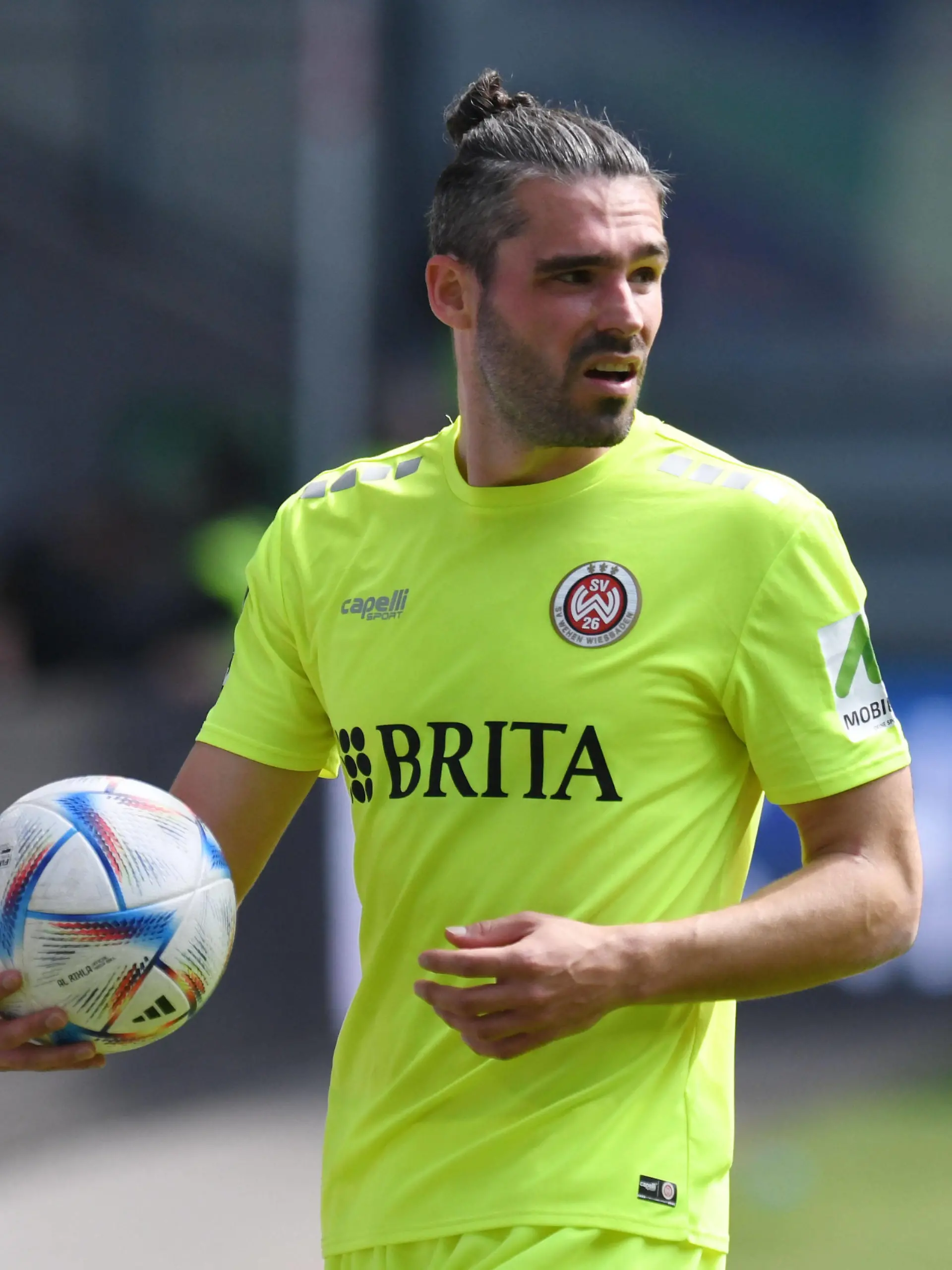 Sascha Mockenhaupt  SV Wehen Wiesbaden  mit Ball in der Hand. GER, MSV Duisburg vs SV Wehen Wiesbaden, Fussball, 3. Liga, 33. Spieltag, Spielzeit 2022/2023, 22.04.2023 DFL/DFB REGULATIONS PROHIBIT ANY USE OF PHOTOGRAPHS AS IMAGE SEQUENCES AND/OR QUASI-VIDEO GER, MSV Duisburg vs SV Wehen Wiesbaden, Fussball, 3. Liga, 33. Spieltag, Spielzeit 2022/2023, 22.04.2023 Duisburg *** Sascha Mockenhaupt SV Wehen Wiesbaden with ball in hand GER, MSV Duisburg vs SV Wehen Wiesbaden, Football, 3 Liga, 33 Spieltag, Spielzeit 2022 2023, 22 04 2023 DFL DFB REGULATES PROHIBIT ANY USE OF PHOTOGRAPHS AS IMAGE SEQUENCES AND OR QUASI VIDEO GER, MSV Duisburg vs SV Wehen Wiesbaden, Football, 3 Liga, 33 Spieltag, Spielzeit 2022 2023, 22 04 2023 Duisburg Copyright: xEibner-Pressefoto/ThomasxThienelx EP_TTL