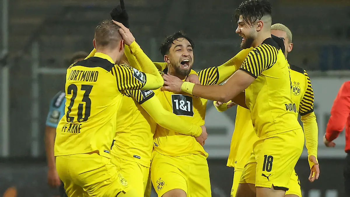 17.01.2022, xdcx, Fussball 3. Liga, SV Waldhof Mannheim - Borussia Dortmund U23 II, emspor, bespor, sespor, v.l., Torjubel zum 1:2 durch Immanuel Pherai (Borussia Dortmund U23), Goal celebration, celebrate the goal DFL/DFB REGULATIONS PROHIBIT ANY USE OF PHOTOGRAPHS AS IMAGE SEQUENCES AND/OR QUASI-VIDEO.