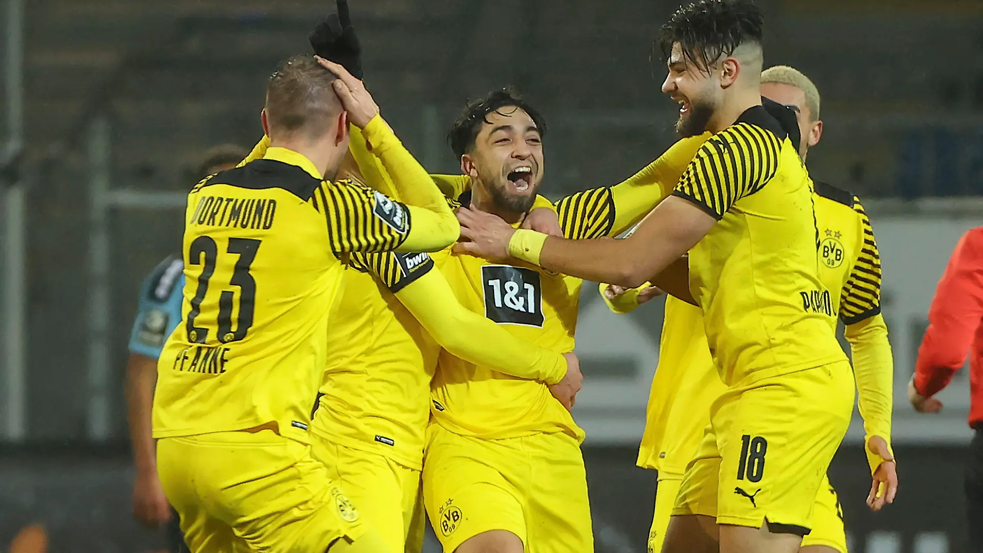 17.01.2022, xdcx, Fussball 3. Liga, SV Waldhof Mannheim - Borussia Dortmund U23 II, emspor, bespor, sespor, v.l., Torjubel zum 1:2 durch Immanuel Pherai (Borussia Dortmund U23), Goal celebration, celebrate the goal DFL/DFB REGULATIONS PROHIBIT ANY USE OF PHOTOGRAPHS AS IMAGE SEQUENCES AND/OR QUASI-VIDEO.