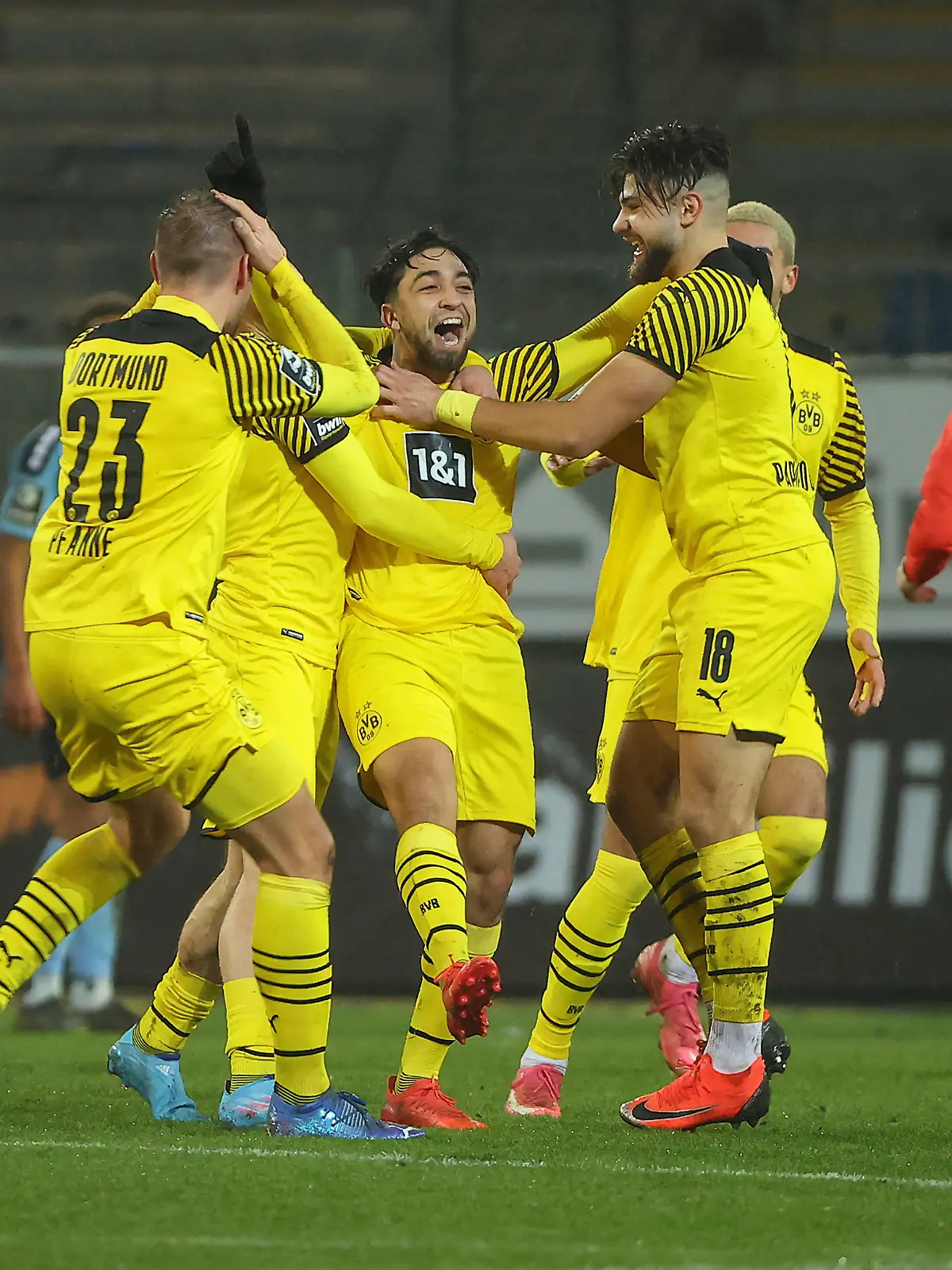17.01.2022, xdcx, Fussball 3. Liga, SV Waldhof Mannheim - Borussia Dortmund U23 II, emspor, bespor, sespor, v.l., Torjubel zum 1:2 durch Immanuel Pherai (Borussia Dortmund U23), Goal celebration, celebrate the goal DFL/DFB REGULATIONS PROHIBIT ANY USE OF PHOTOGRAPHS AS IMAGE SEQUENCES AND/OR QUASI-VIDEO.