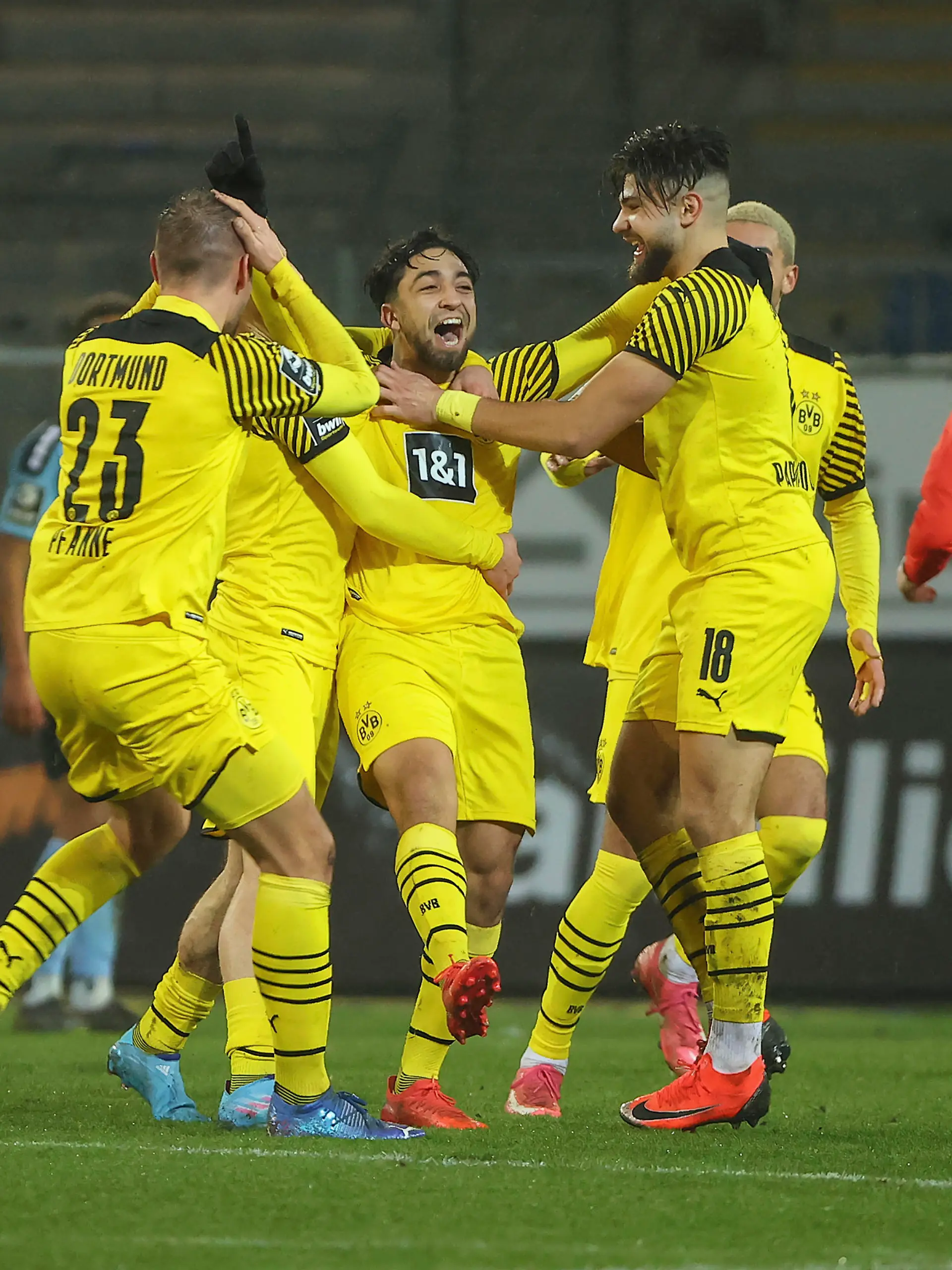 17.01.2022, xdcx, Fussball 3. Liga, SV Waldhof Mannheim - Borussia Dortmund U23 II, emspor, bespor, sespor, v.l., Torjubel zum 1:2 durch Immanuel Pherai (Borussia Dortmund U23), Goal celebration, celebrate the goal DFL/DFB REGULATIONS PROHIBIT ANY USE OF PHOTOGRAPHS AS IMAGE SEQUENCES AND/OR QUASI-VIDEO.
