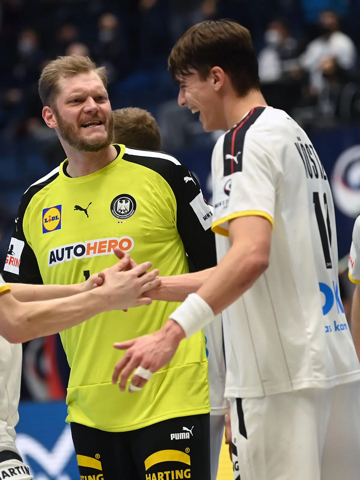 Handball, Europameisterschaft, Vorrunde, Gruppe D, 3. Spieltag, Polen - Deutschland: Deutschlands Christoph Steinert (l-r), Deutschlands Torwart Johannes Bitter, Deutschlands Julian Köster und Deutschlands Lukas Zerbe jubeln nach Spielende über den Sieg.