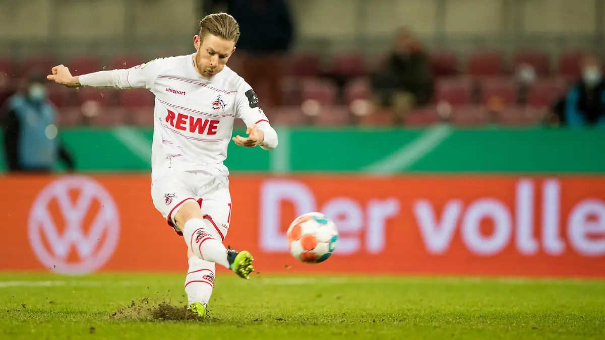 Florian Kainz (1. FC Koeln, #11) beim Elfmeter DFB Pokal Achtelfinale: 1. FC Koeln - Hamburger SV, Koeln, Rheinenergiestadion DFB REGULATIONS PROHIBIT ANY USE OF PHOTOGRAPHS AS IMAGE SEQUENCES AND/OR QUASI-VIDEO.