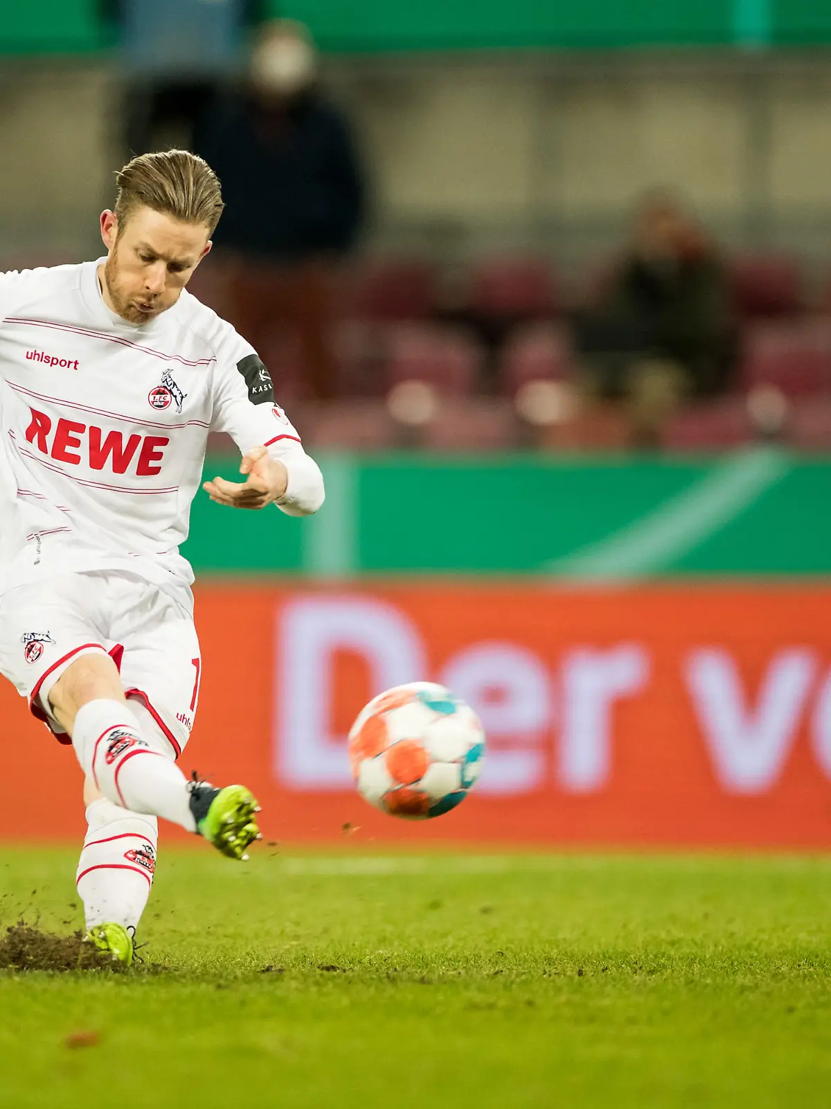 Florian Kainz (1. FC Koeln, #11) beim Elfmeter DFB Pokal Achtelfinale: 1. FC Koeln - Hamburger SV, Koeln, Rheinenergiestadion DFB REGULATIONS PROHIBIT ANY USE OF PHOTOGRAPHS AS IMAGE SEQUENCES AND/OR QUASI-VIDEO.