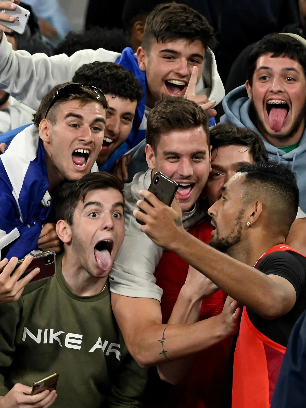 TENNIS AUSTRALIAN OPEN, Nick Kyrgios of Australia takes selfies with spectators after winning his first round Mens singles match against Liam Broady of Great Britain on Day 2 of the Australian Open, at Melbourne Park, in Melbourne, Tuesday, January 18, 2022.  ACHTUNG: NUR REDAKTIONELLE NUTZUNG, KEINE ARCHIVIERUNG UND KEINE BUCHNUTZUNG MELBOURNE VIC AUSTRALIA PUBLICATIONxINxGERxSUIxAUTxONLY Copyright: xDAVExHUNTx 20220118001614420106 