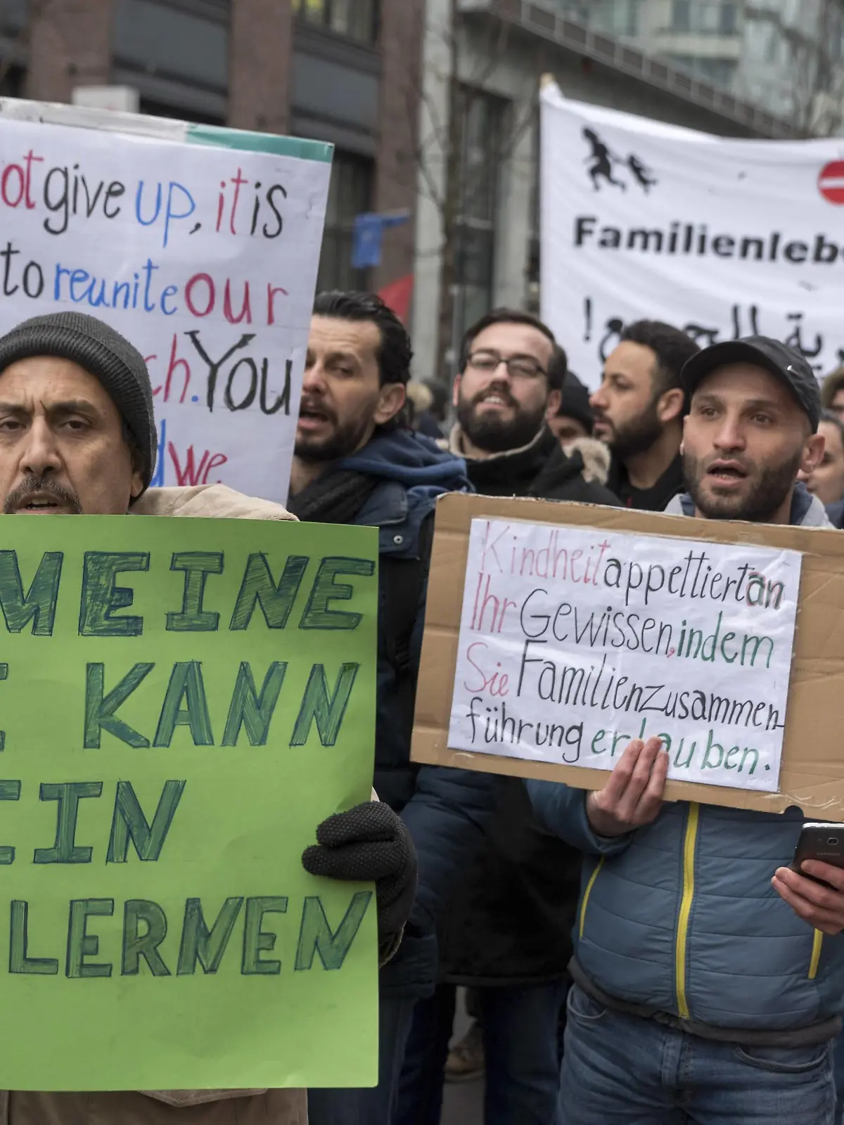 In Berlin lebende Flüchtlinge demonstrieren in Berlin gegen die Aussetzung des Familiennachzugs für anerkannte Flüchtlinge oder Flüchtlinge mit subsidiärem Schutz snapshot-photography/F.Boillot *** Berlin-based refugees demonstrate in Berlin against the suspension of family reunification for recognised refugees or refugees with subsidiary protection snapshot photography F Boillot  