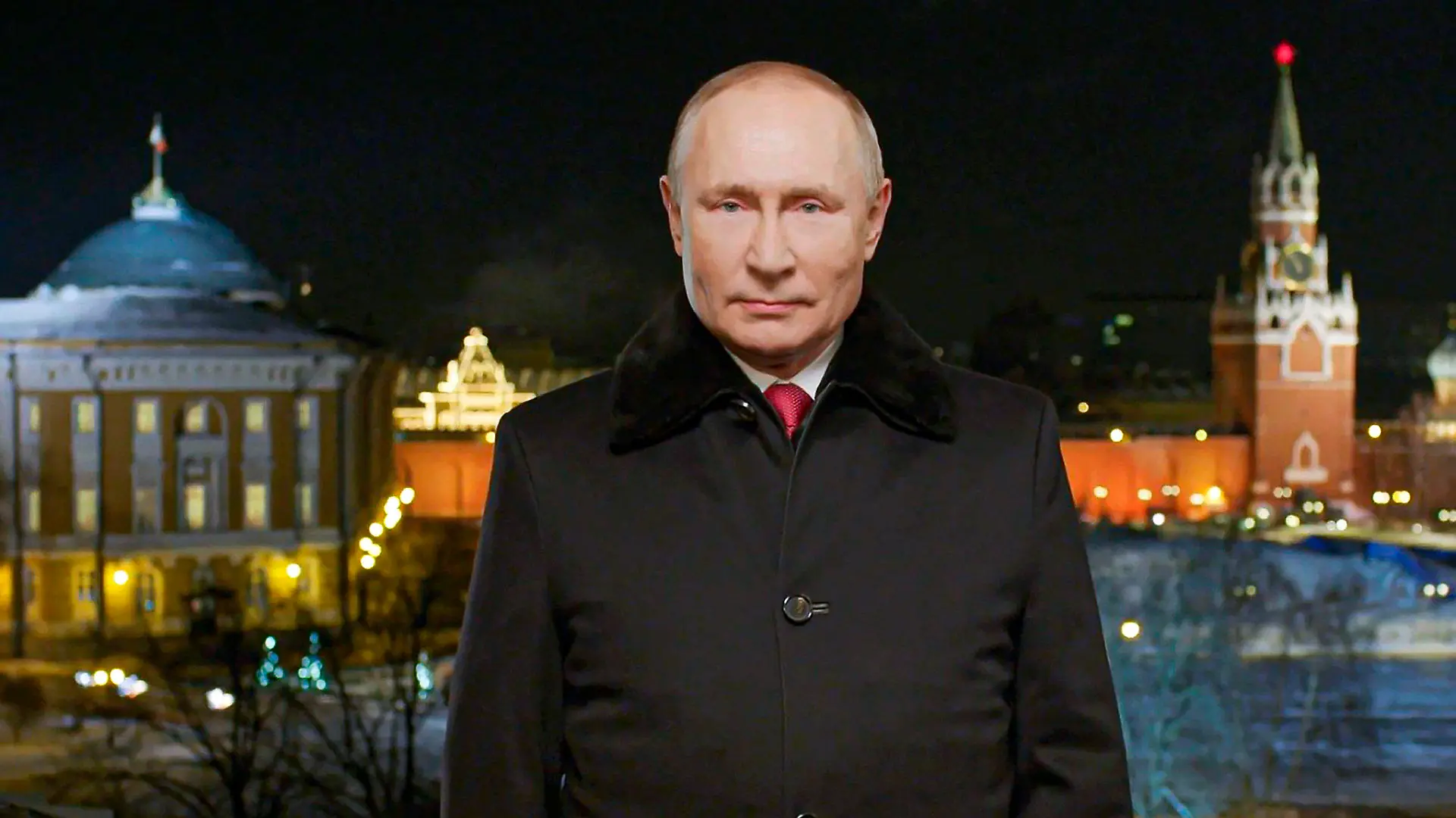 HANDOUT - 31.12.2021, Russland, Moskau: Auf diesem vom Pressedienst des Kremls am Samstag, 1. Januar 2021, veröffentlichten Bild spricht Wladimir Putin, Präsident von Russland, während einer Aufzeichnung seiner jährlichen, im Fernsehen übertragenen Neujahrsbotschaft am Silvesterabend im Kreml in Moskau, Russland. Putin hat in seiner Neujahrsansprache der vielen Corona-Toten gedacht und den Menschen in seinem Land Mut zugesprochen. «Diese heimtückische Krankheit hat Zehntausende Leben gekostet», sagte Putin mit Blick auf die hohen Todeszahlen von etwa 1000 Opfern täglich in Russland. Foto: Uncredited/Kremlin Press Service via AP/dpa - ACHTUNG: Nur zur redaktionellen Verwendung und nur mit vollständiger Nennung des vorstehenden Credits +++ dpa-Bildfunk +++