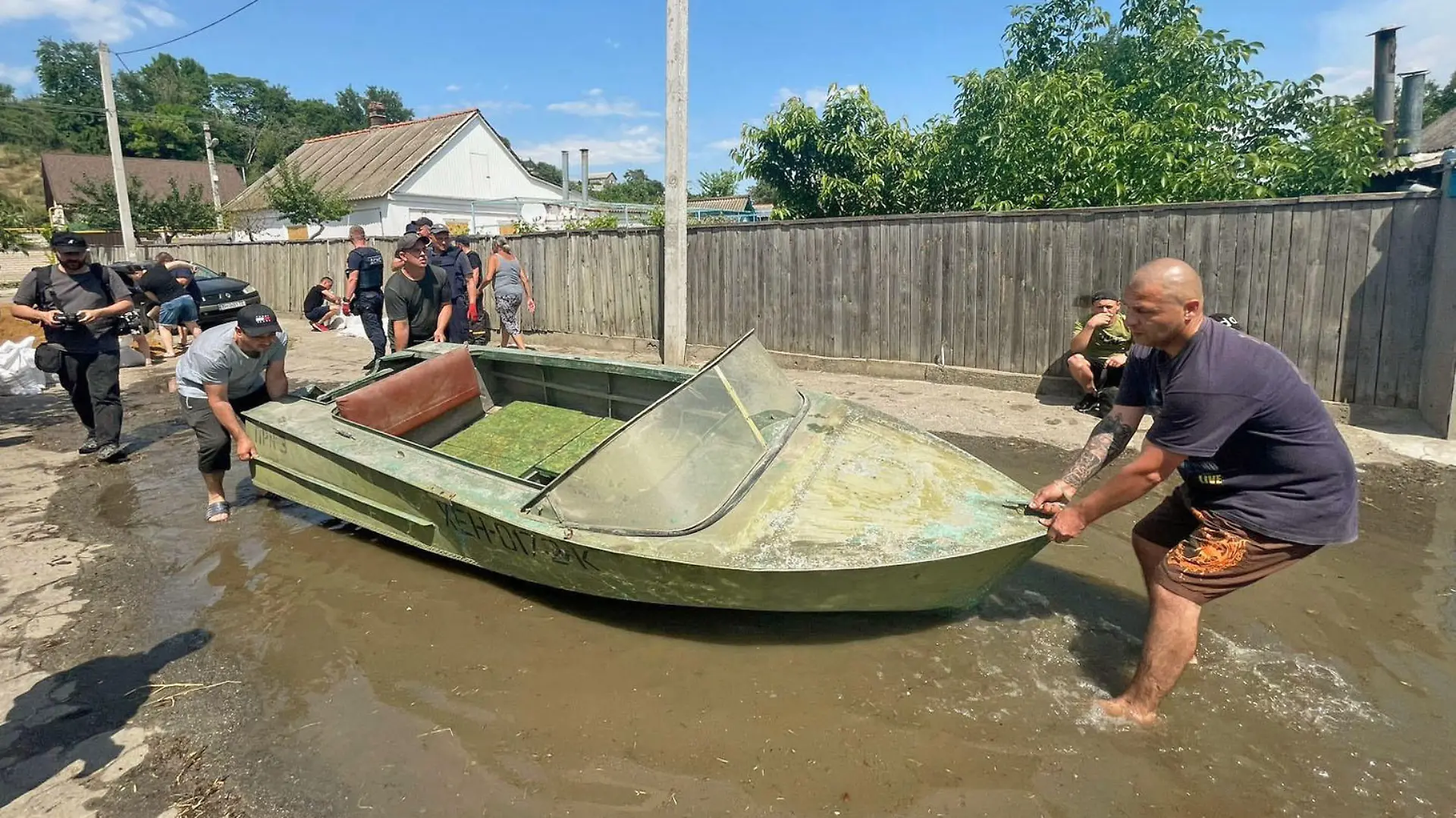 People prepare to evacuate in Kherson on June 6, 2023, as the Ukrainian city is flooded following the breach of the Nova Khakhovka dam in Kakhovka in the Kherson region. (Kyodo)
==Kyodo
/ action press