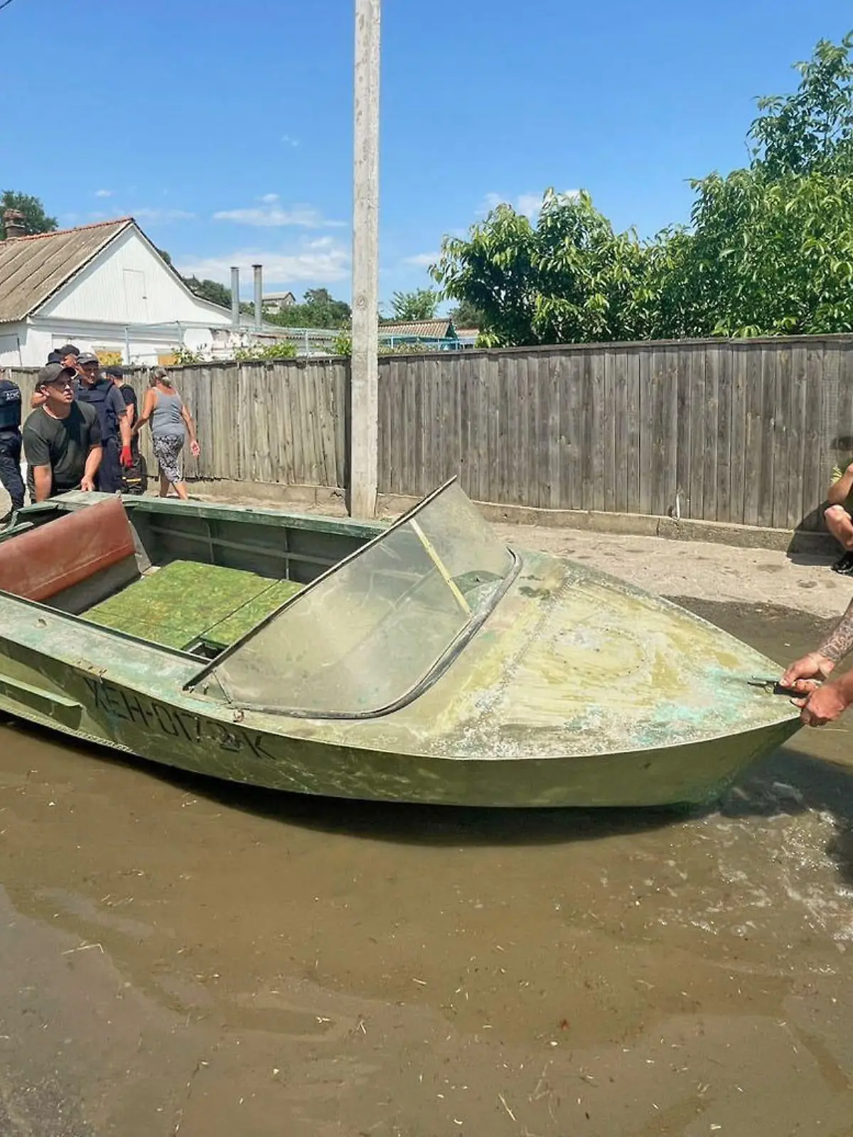 People prepare to evacuate in Kherson on June 6, 2023, as the Ukrainian city is flooded following the breach of the Nova Khakhovka dam in Kakhovka in the Kherson region. (Kyodo)
==Kyodo
 / action press