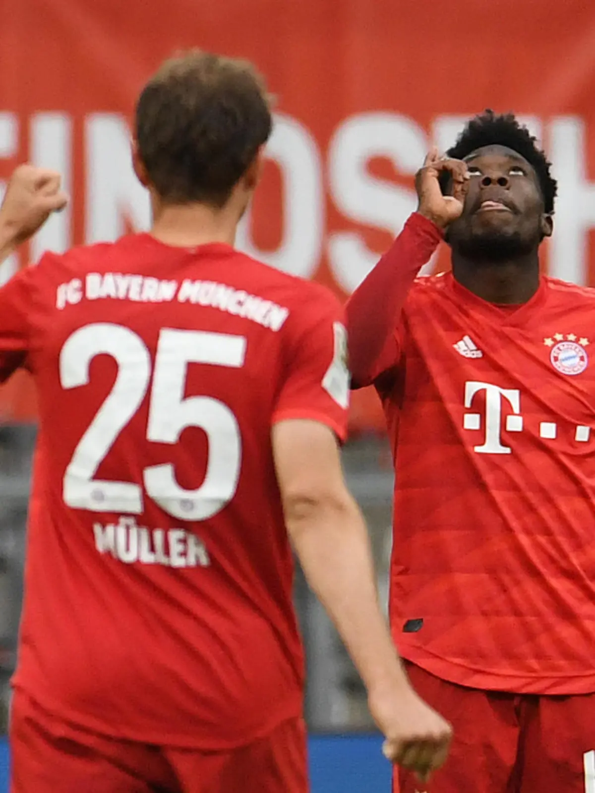 23.05.2020, Bayern, München: Fußball: Bundesliga, 27. Spieltag, FC Bayern München - Eintracht Frankfurt, in der Allianz Arena. Alphonso Davies (r) von Bayern jubelt über sein Tor zum 4:2 mit Thomas Müller. Foto: Andreas Gebert/Reuters-Pool/dpa - WICHTIGER HINWEIS: Gemäß den Vorgaben der DFL Deutsche Fußball Liga bzw. des DFB Deutscher Fußball-Bund ist es untersagt, in dem Stadion und/oder vom Spiel angefertigte Fotoaufnahmen in Form von Sequenzbildern und/oder videoähnlichen Fotostrecken zu verwerten bzw. verwerten zu lassen. +++ dpa-Bildfunk +++